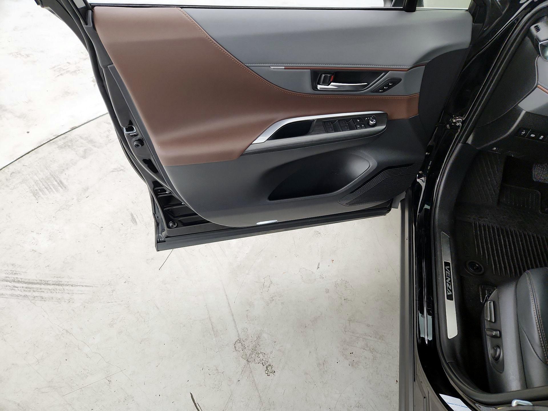 Thumbnail: 2022 Toyota Venza - 12