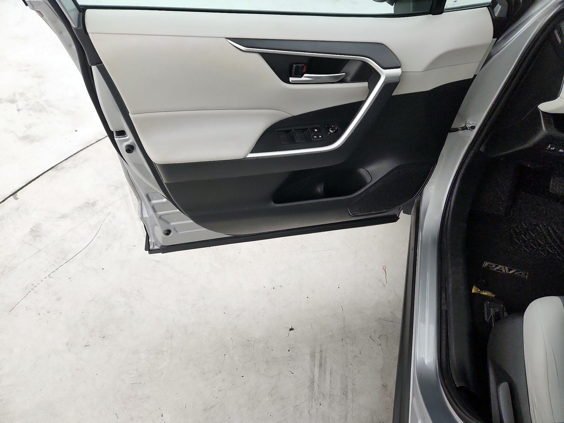 Thumbnail: 2019 Toyota RAV4 - 12