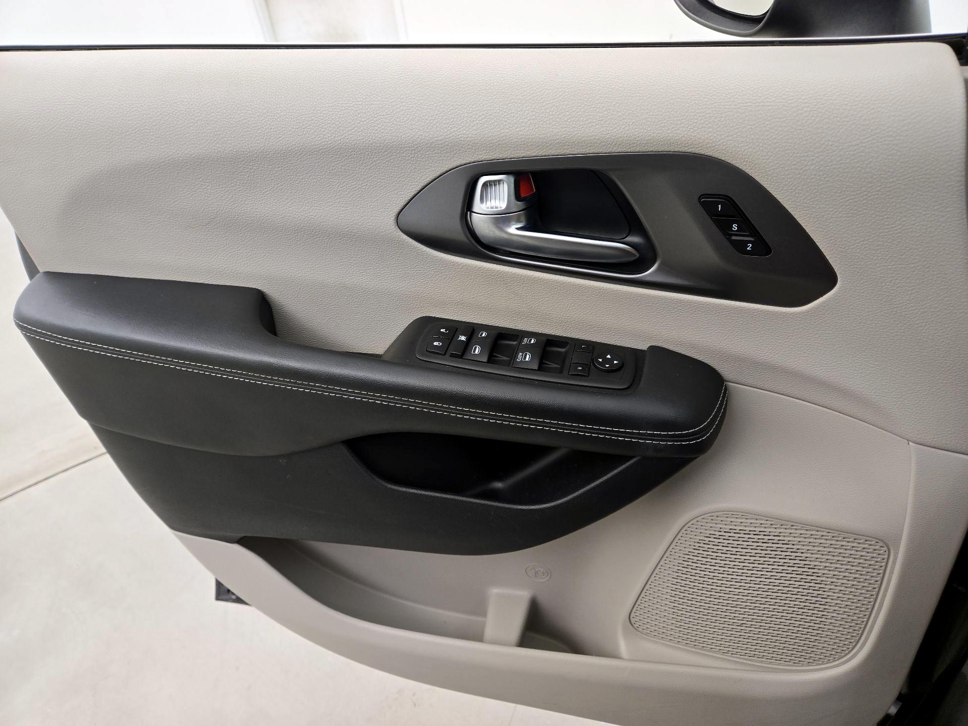 Thumbnail: 2023 Chrysler Pacifica - 12