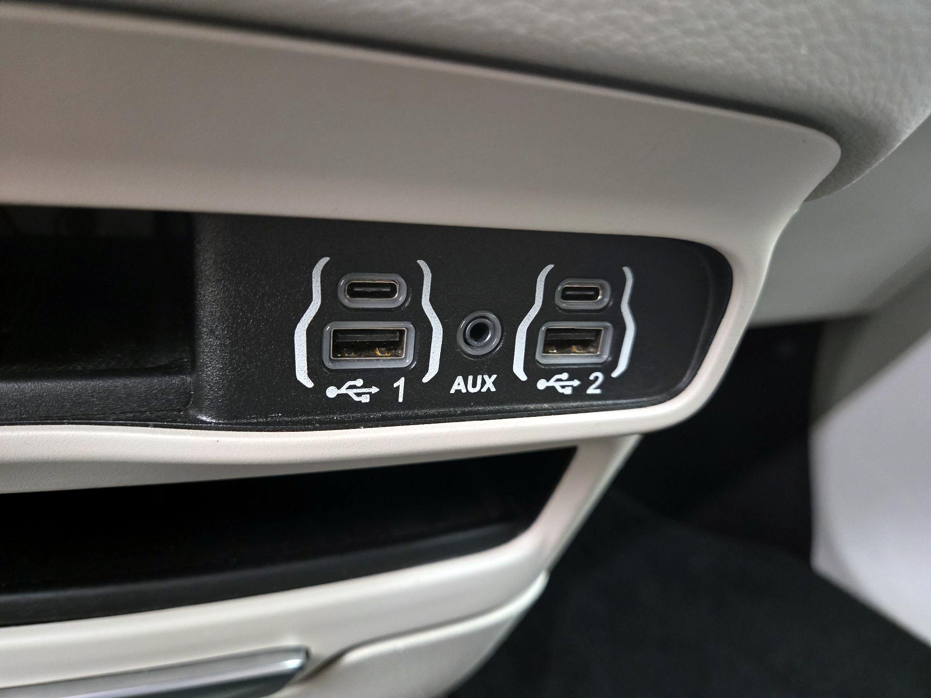 Thumbnail: 2023 Chrysler Pacifica - 18