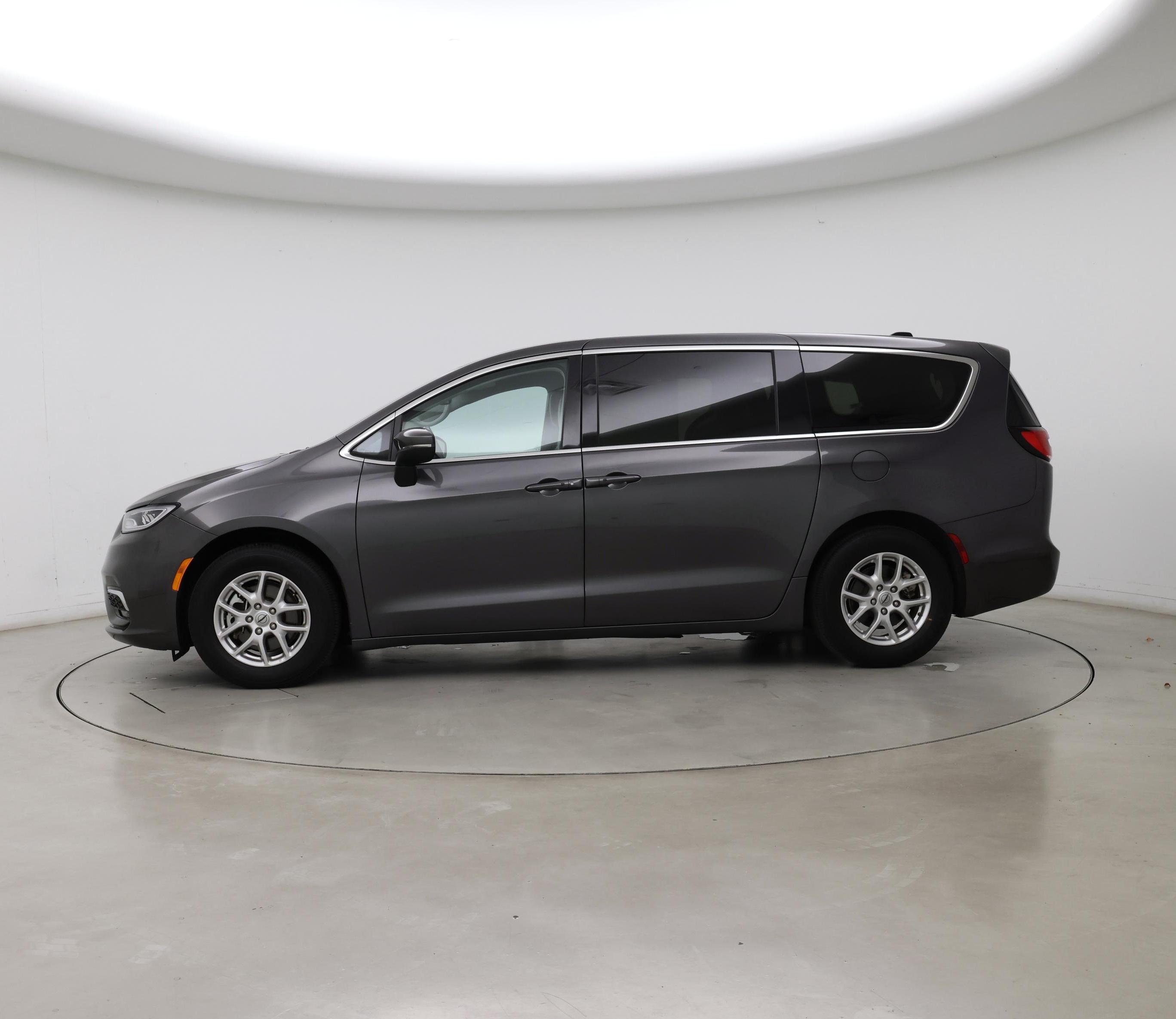 Thumbnail: 2023 Chrysler Pacifica - 3