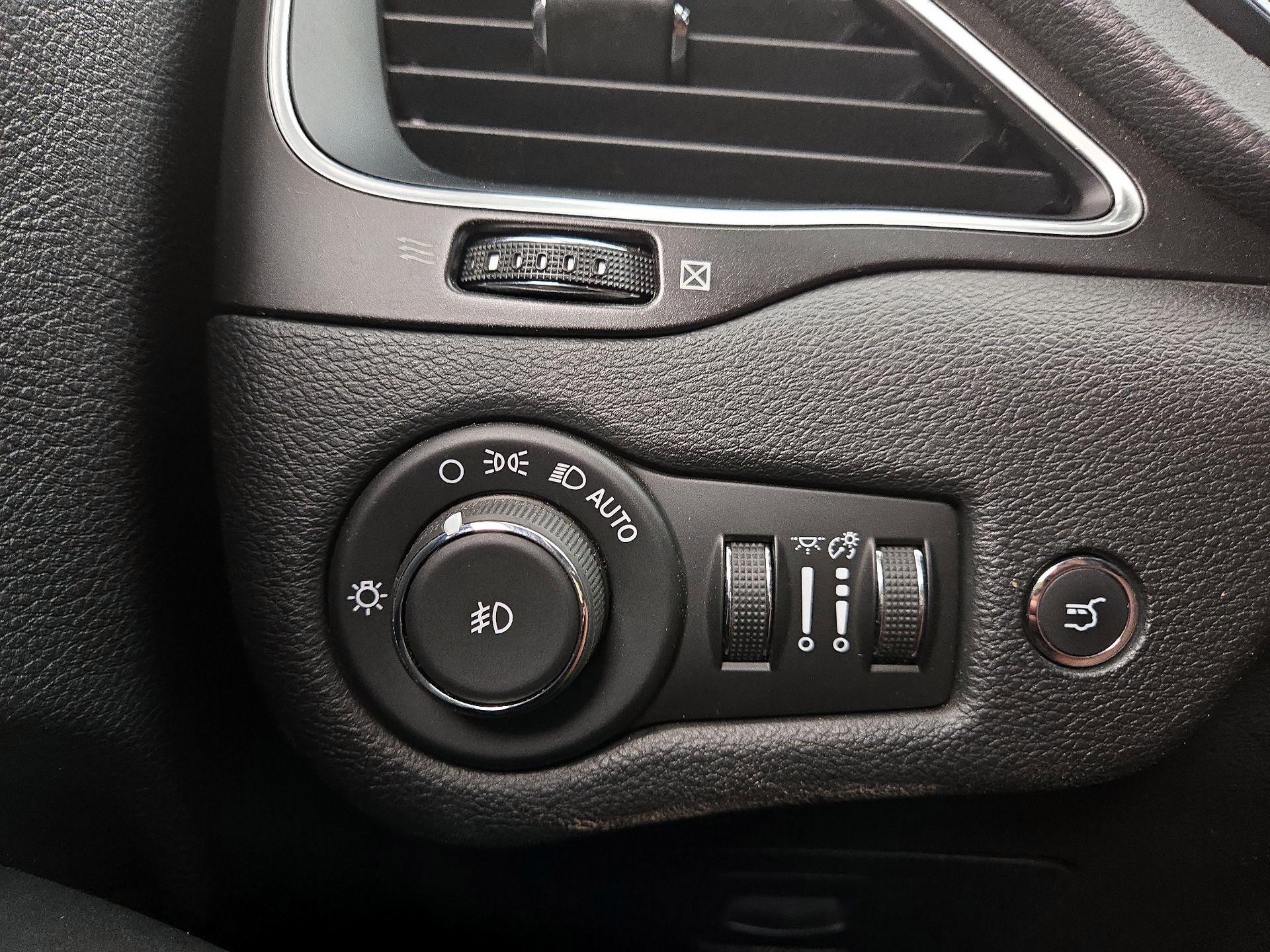 Thumbnail: 2019 Jeep Cherokee - 13