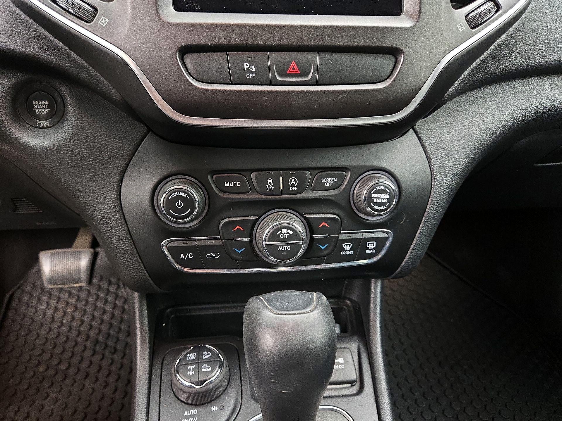 Thumbnail: 2019 Jeep Cherokee - 16