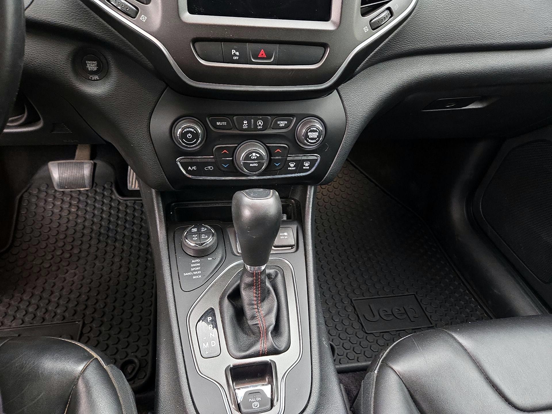 Thumbnail: 2019 Jeep Cherokee - 17