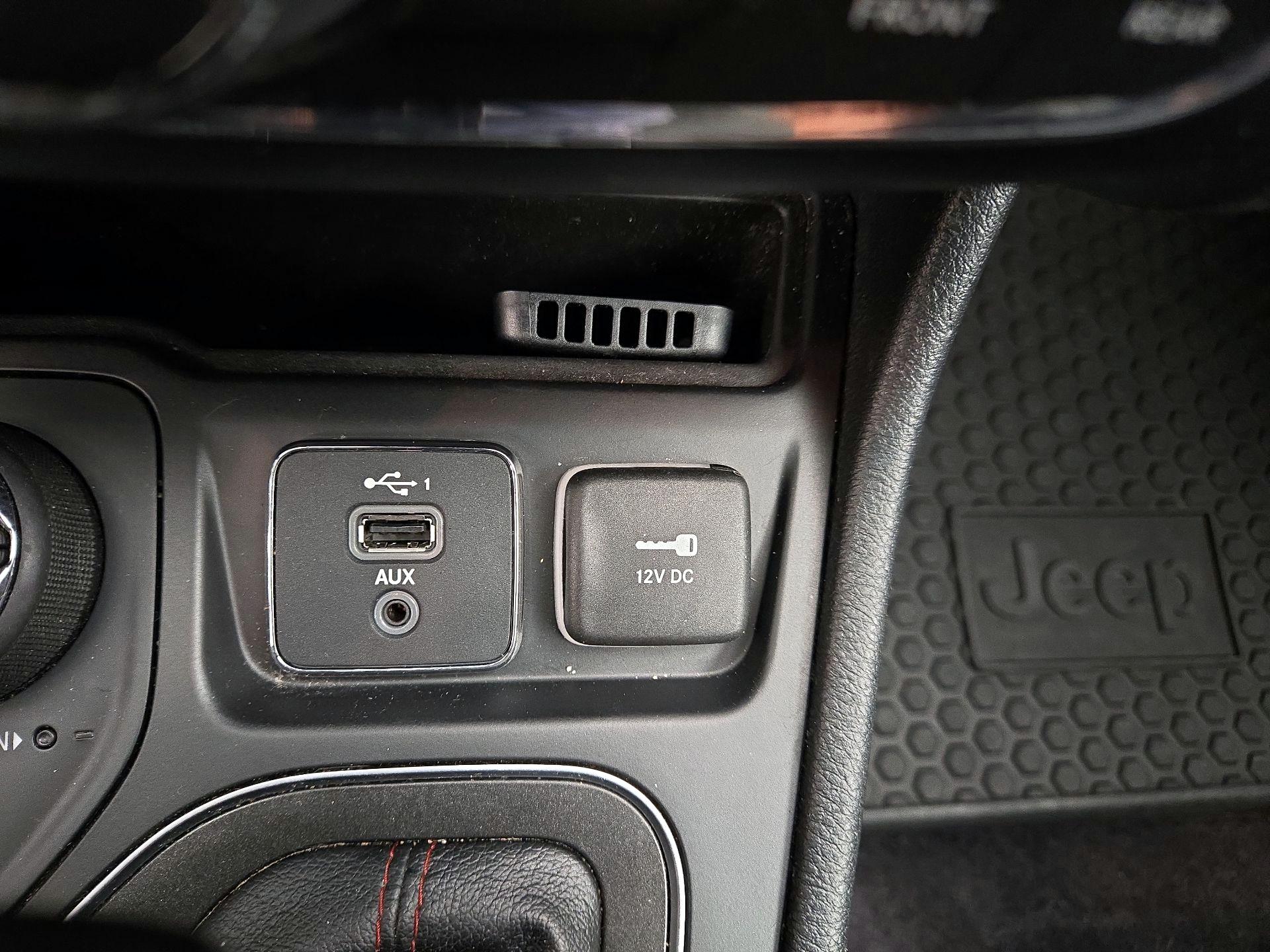 Thumbnail: 2019 Jeep Cherokee - 18