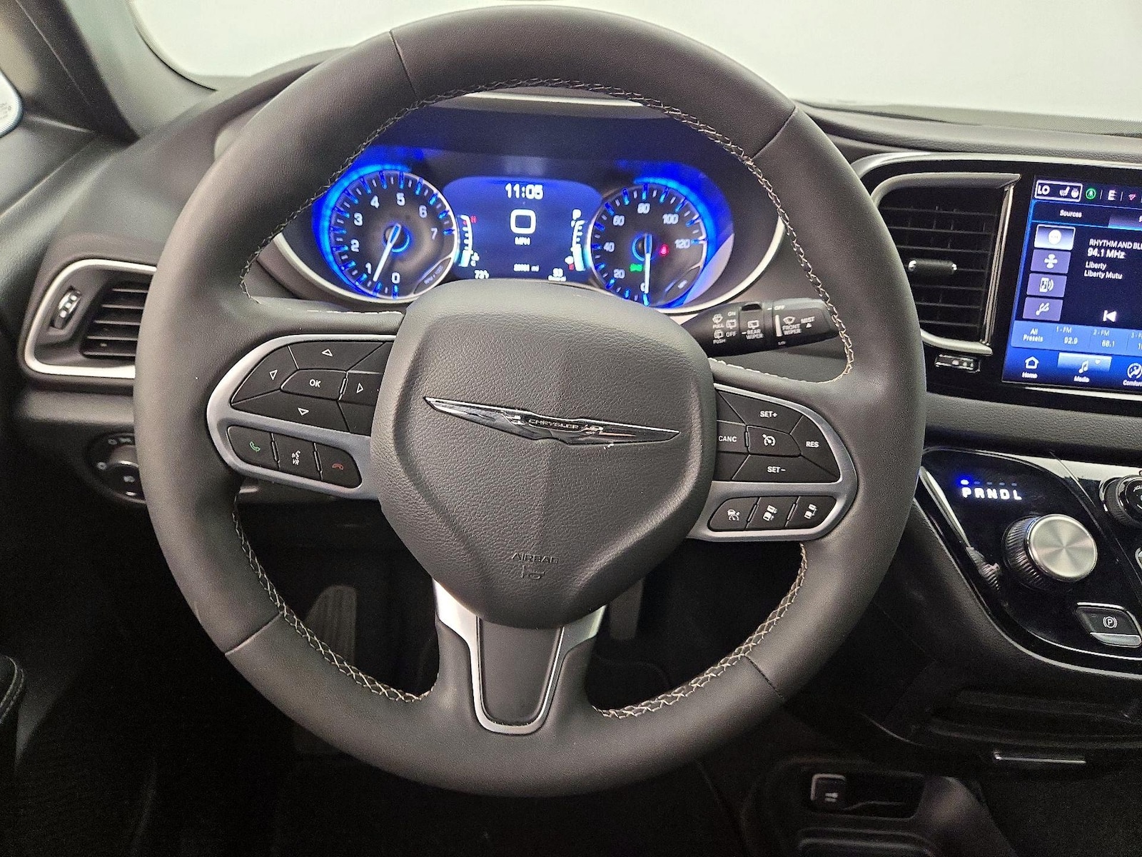 2025 Chrysler Pacifica Select - Photo 11