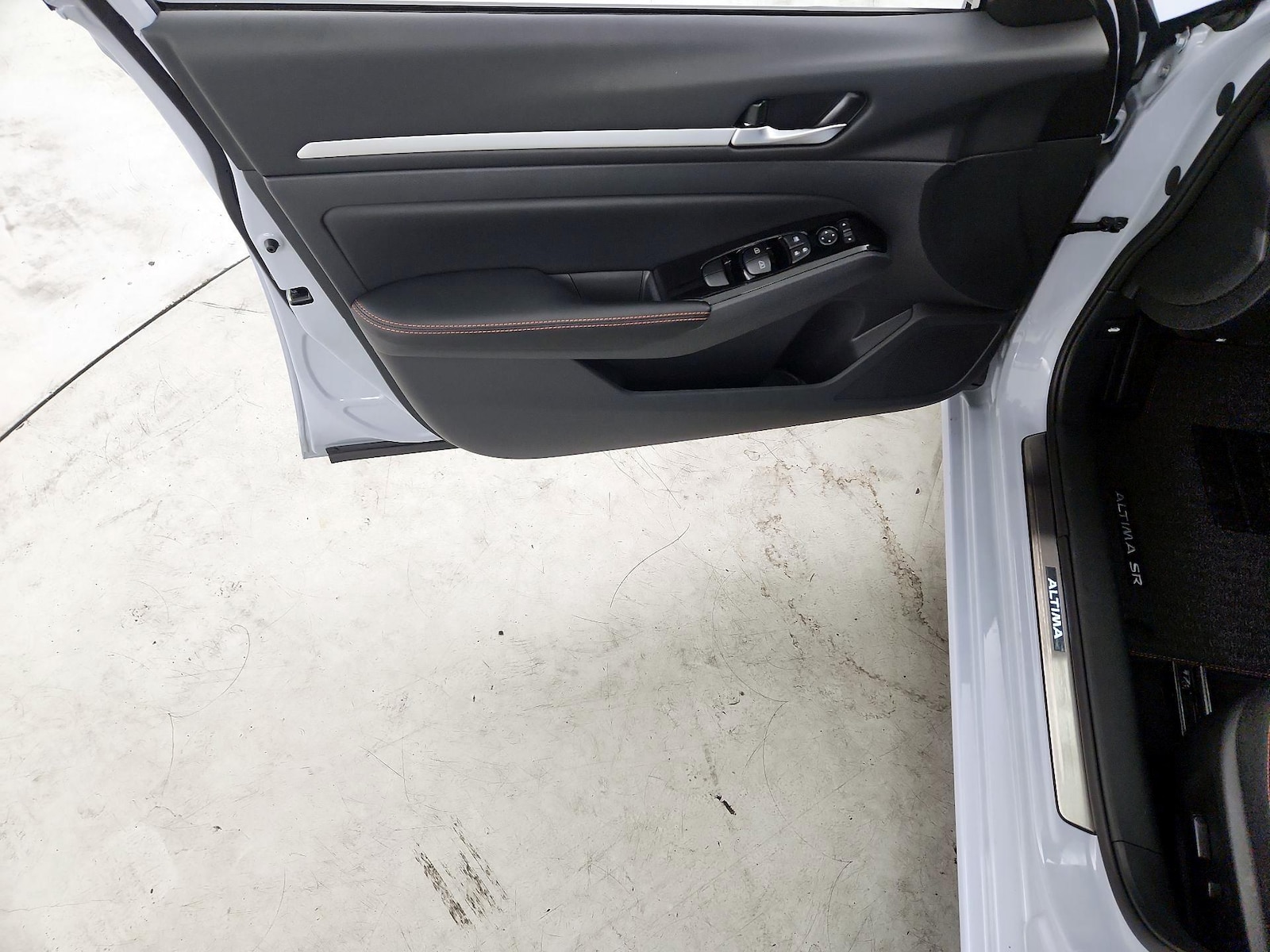 2025 Nissan Altima SR - Photo 13
