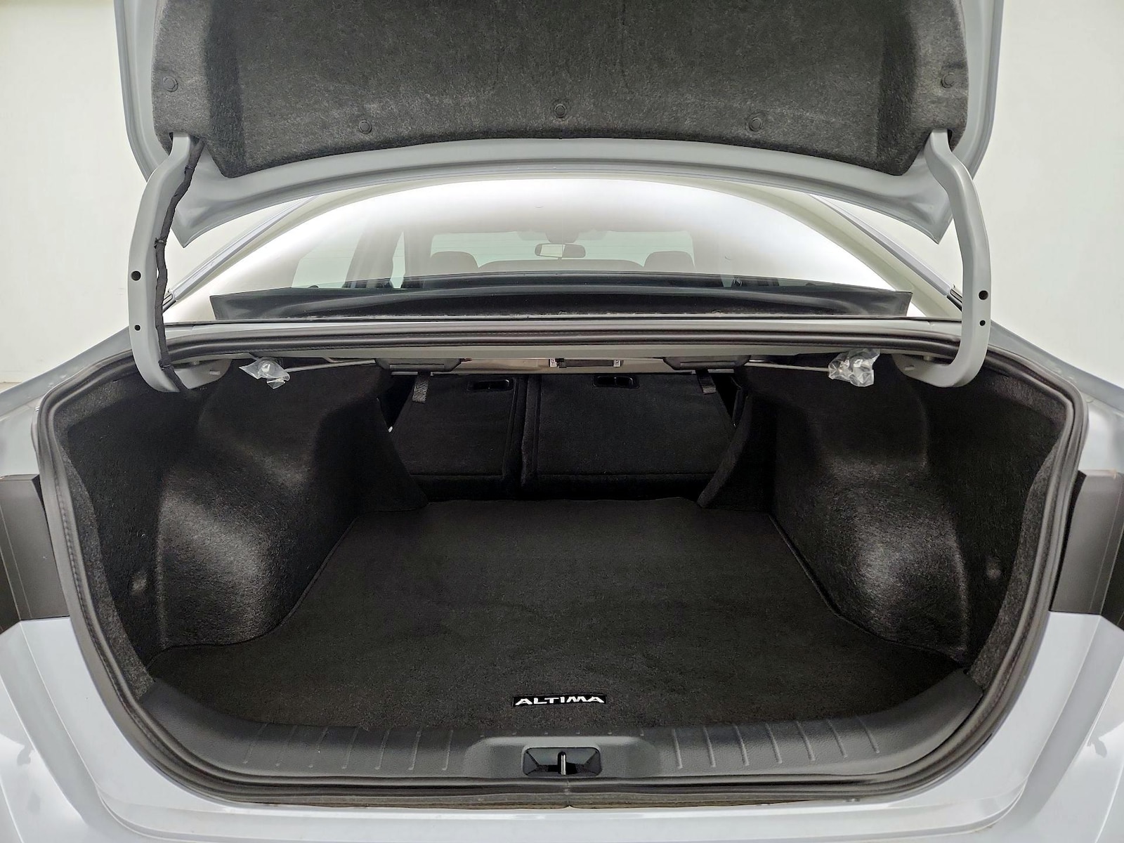 2025 Nissan Altima SR - Photo 22