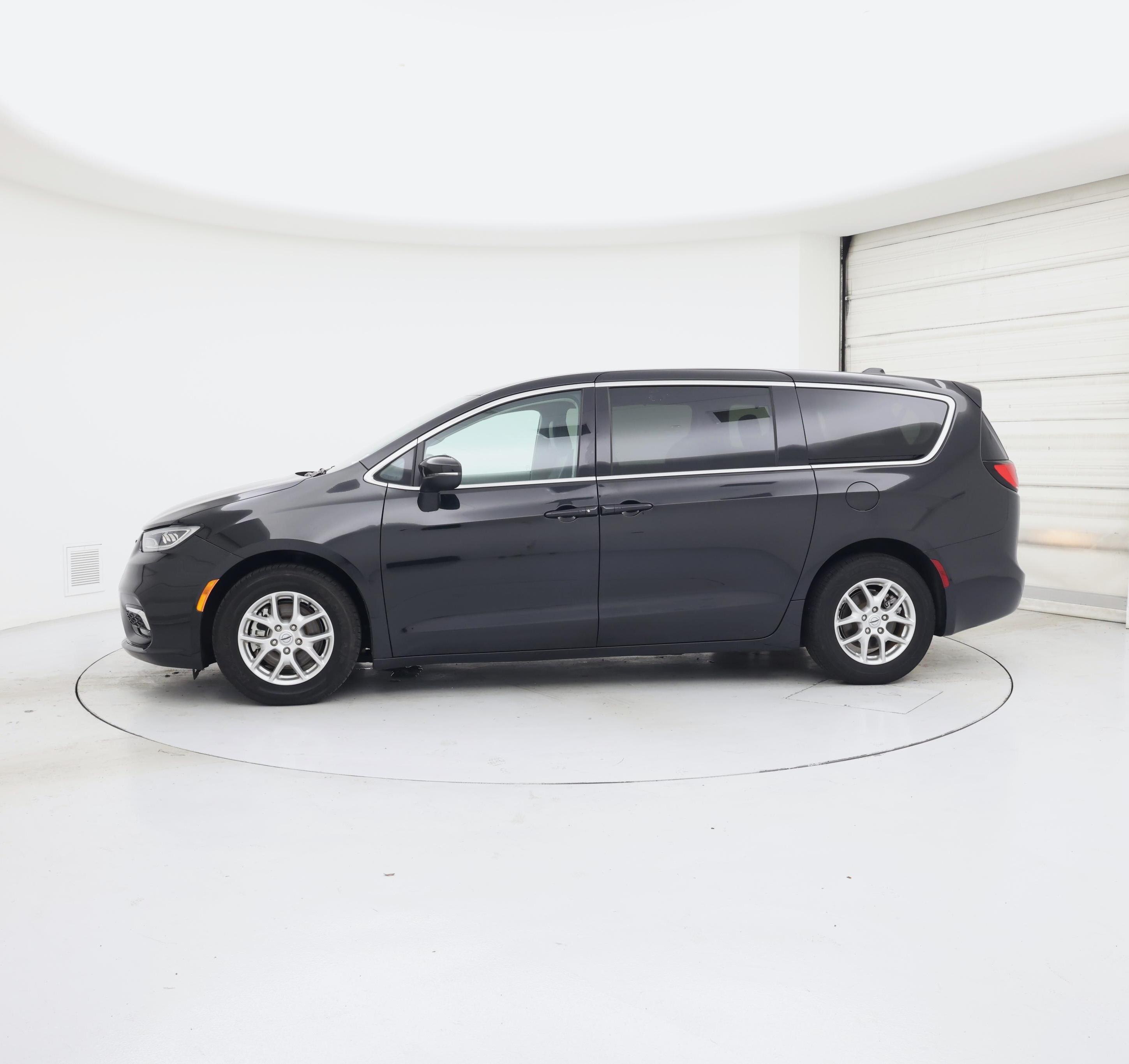 Thumbnail: 2023 Chrysler Pacifica - 3