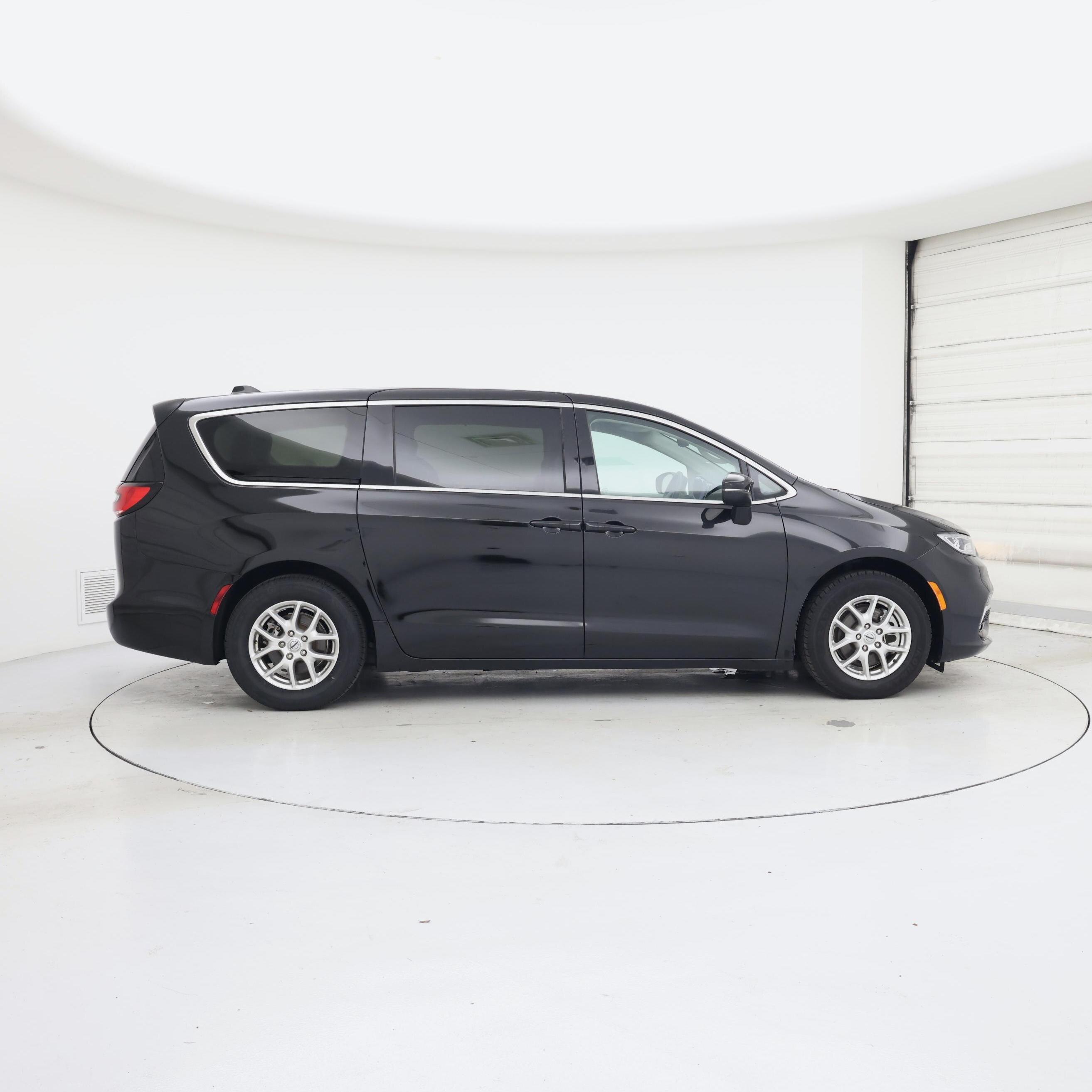 Thumbnail: 2023 Chrysler Pacifica - 7