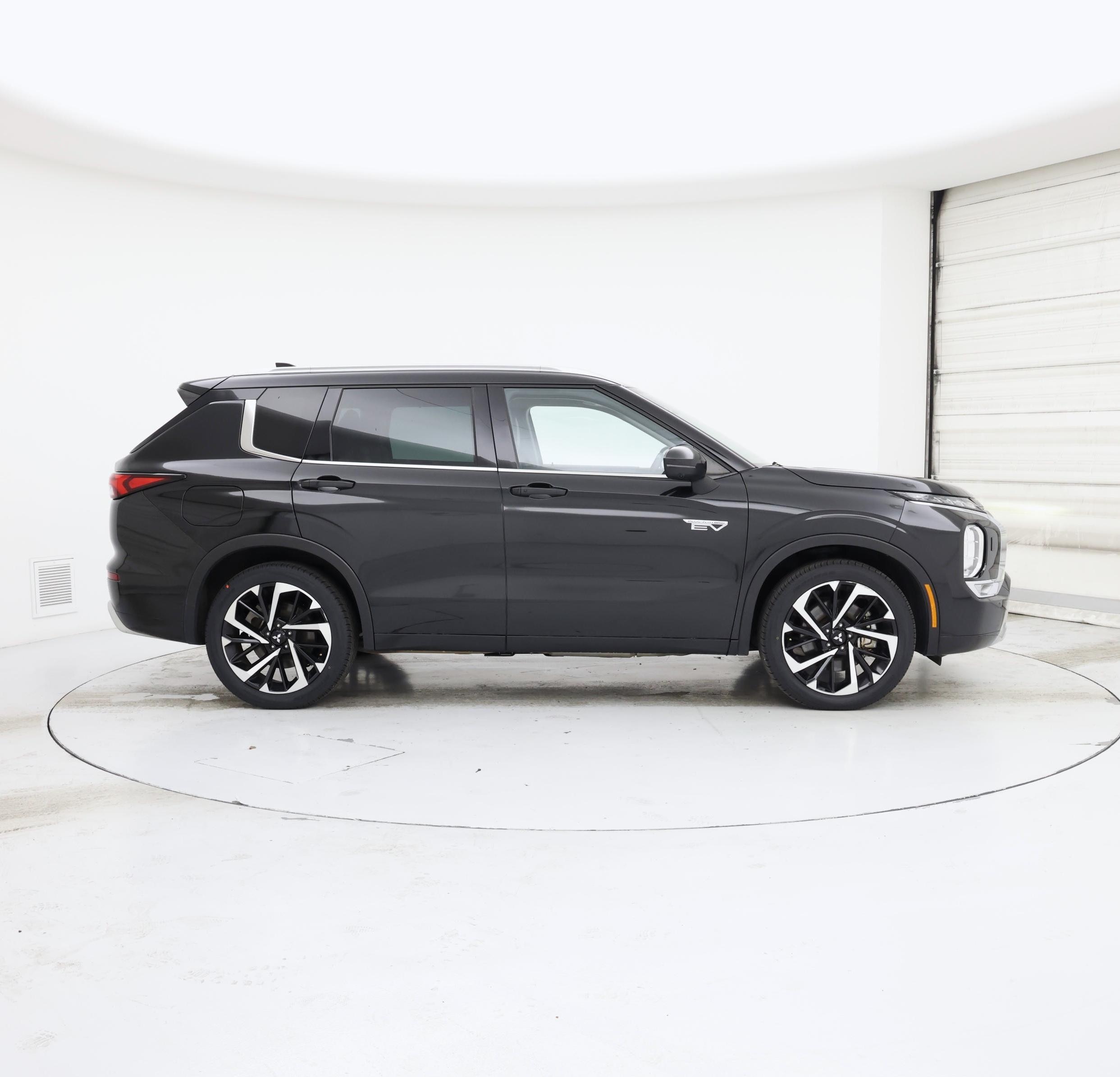 Thumbnail: 2023 Mitsubishi Outlander - 7