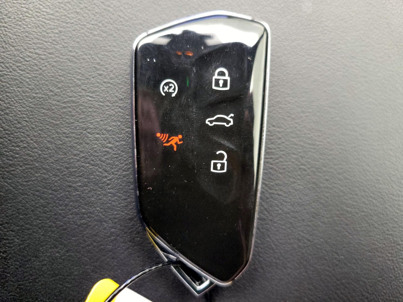 2025 Volkswagen Atlas Cross Sport SE w/Tech - Photo 25