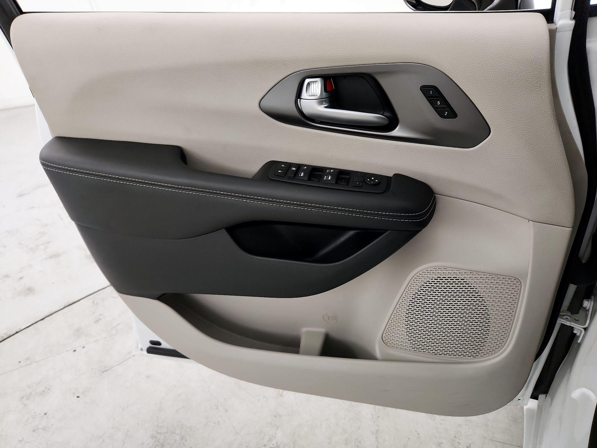 Thumbnail: 2024 Chrysler Pacifica - 12