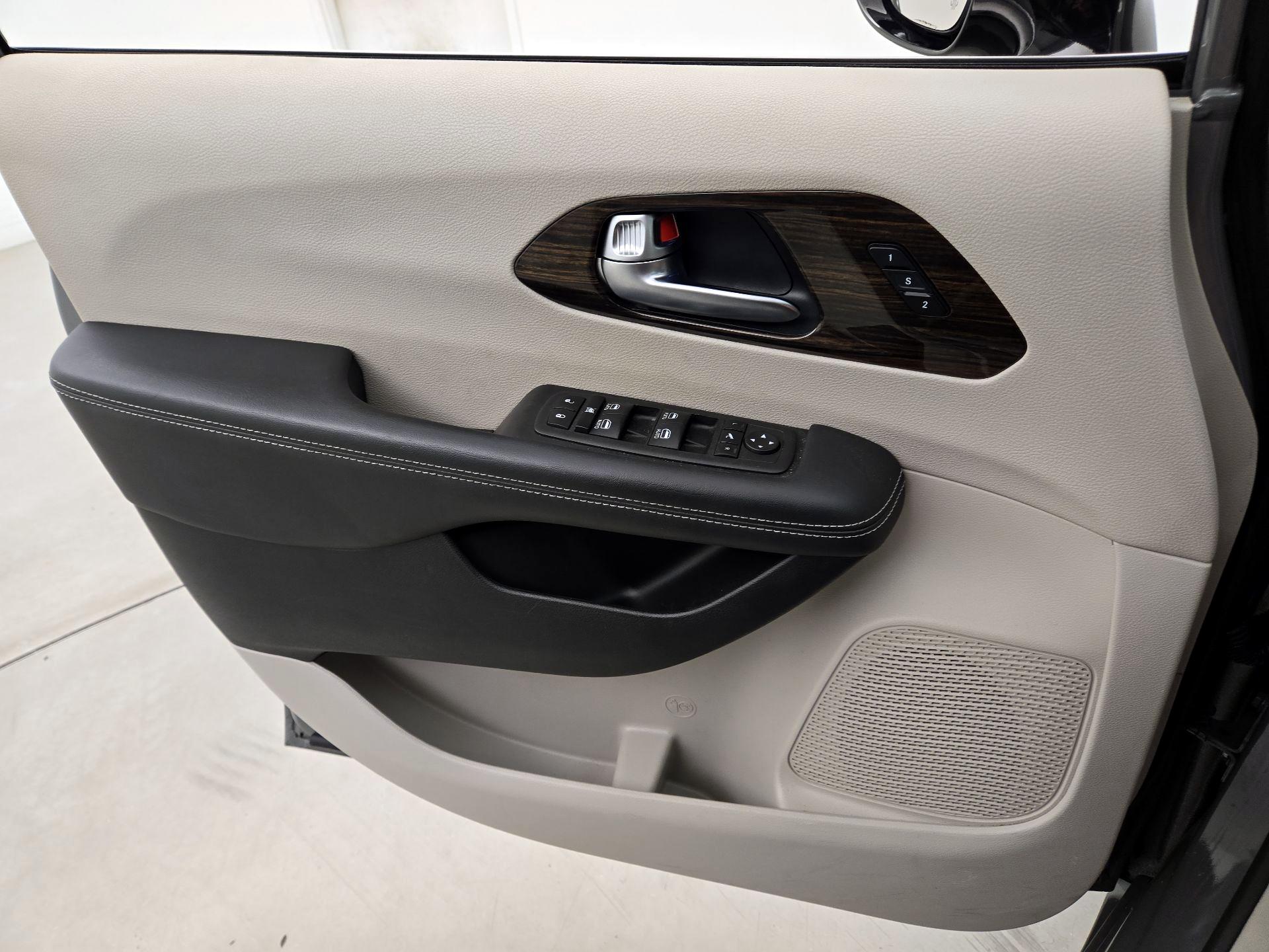 Thumbnail: 2023 Chrysler Pacifica - 12