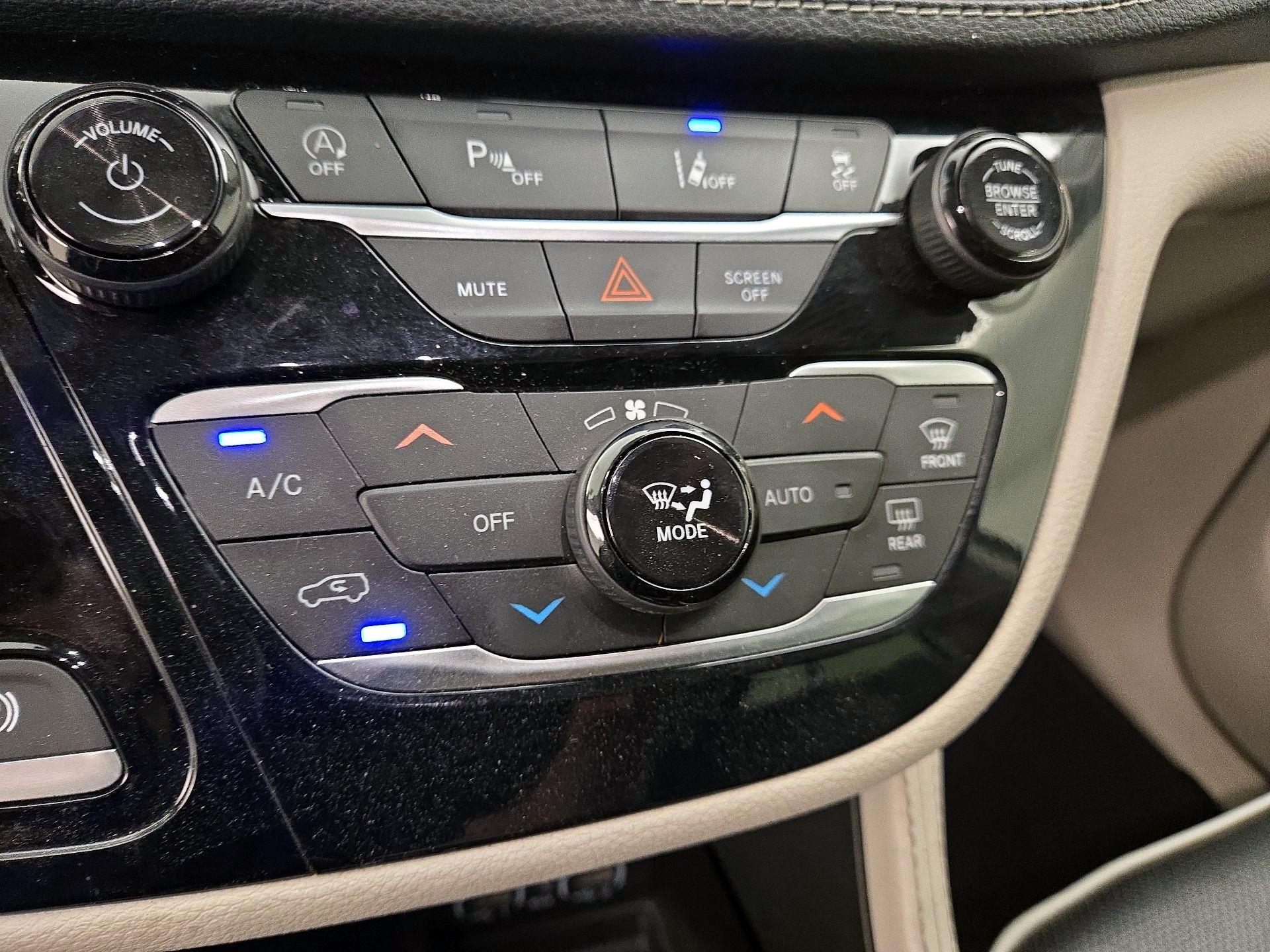 Thumbnail: 2023 Chrysler Pacifica - 17