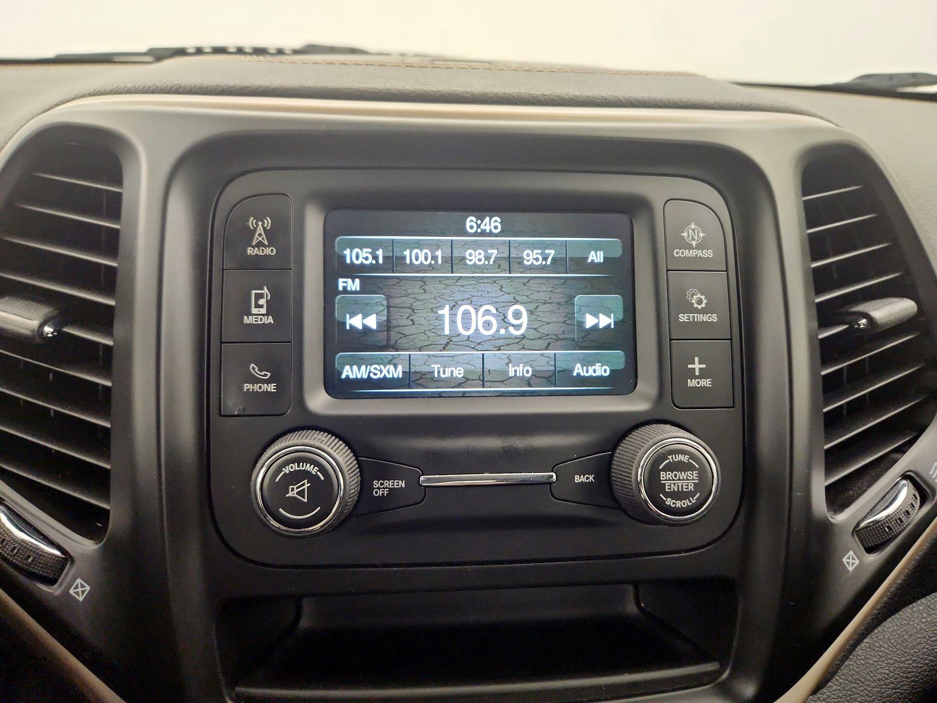 Thumbnail: 2017 Jeep Cherokee - 14