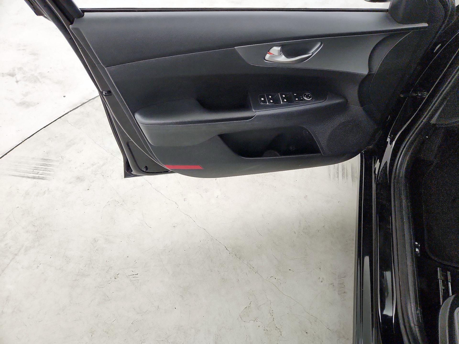 Thumbnail: 2021 Kia Forte - 12