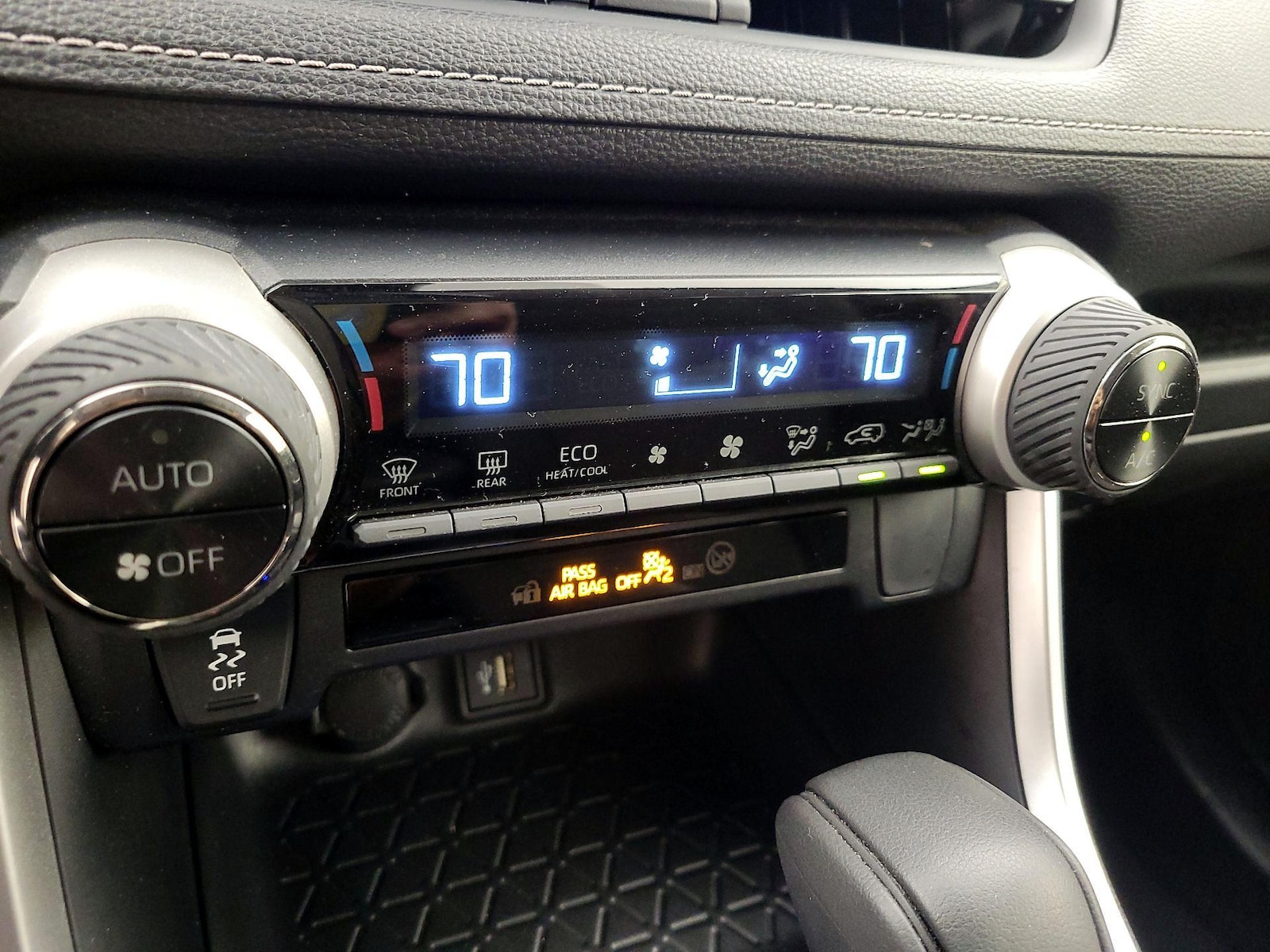 2025 Toyota RAV4 XLE - Photo 15