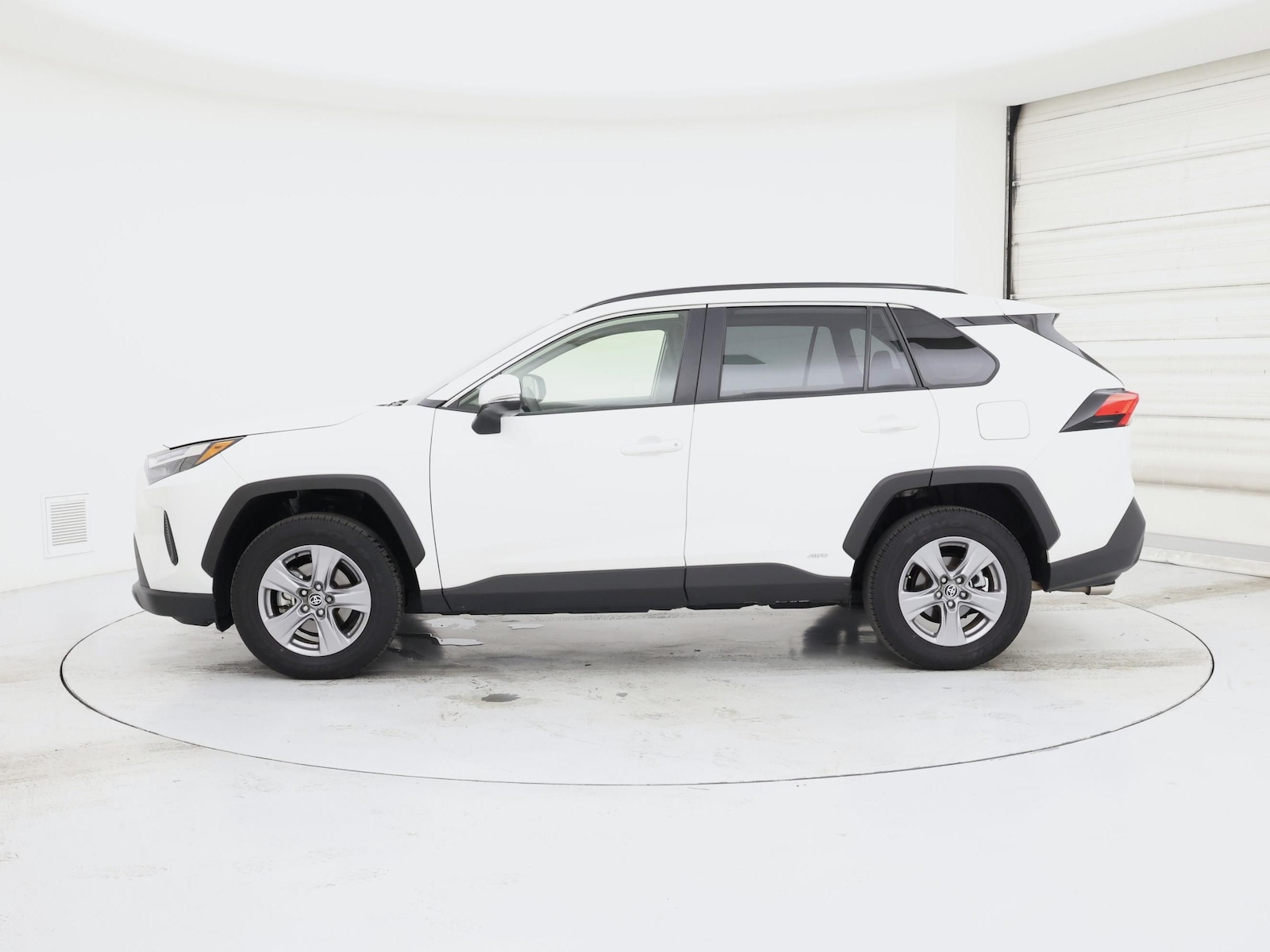 2025 Toyota RAV4 XLE - Photo 4