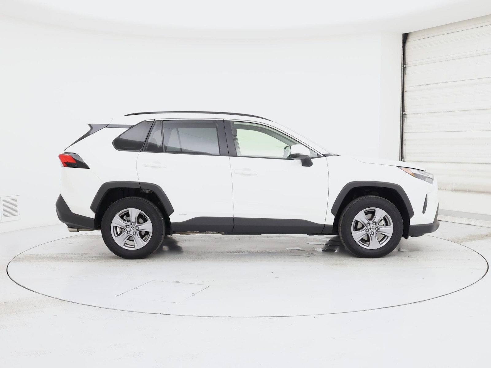 2025 Toyota RAV4 XLE - Photo 8