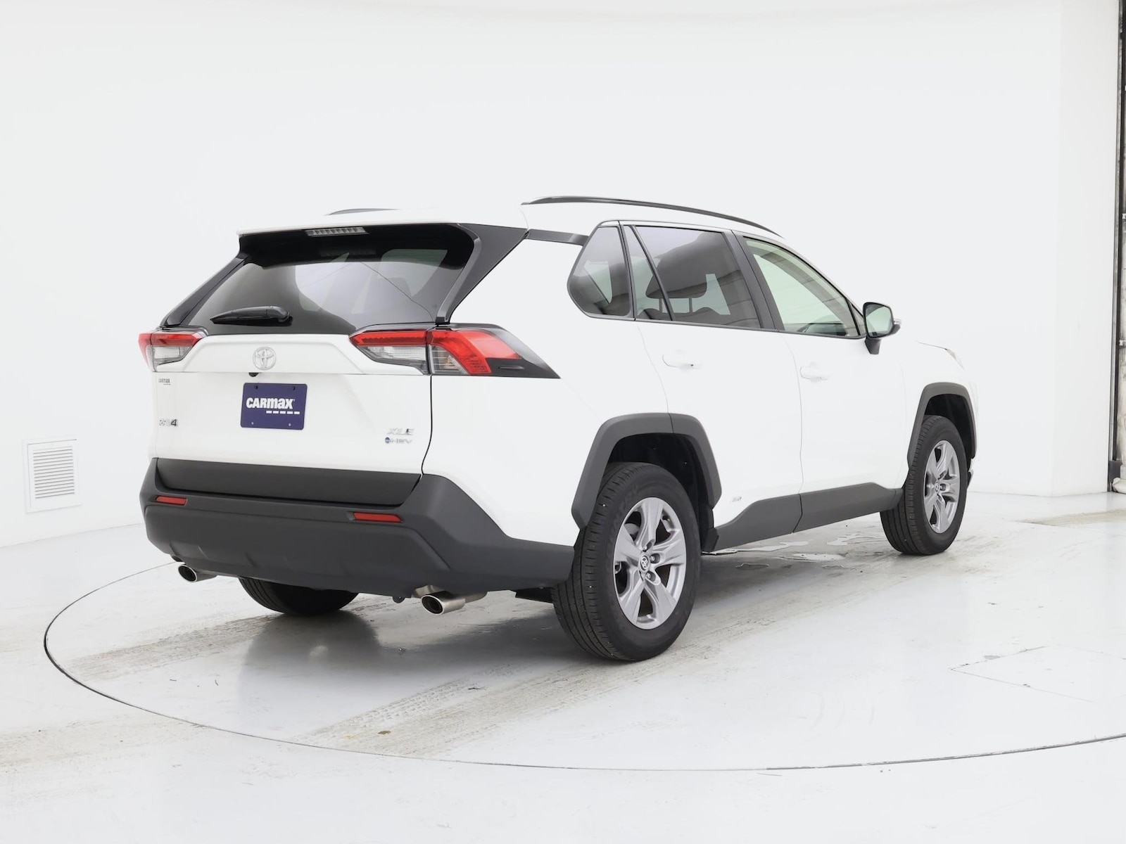 2025 Toyota RAV4 XLE - Photo 9