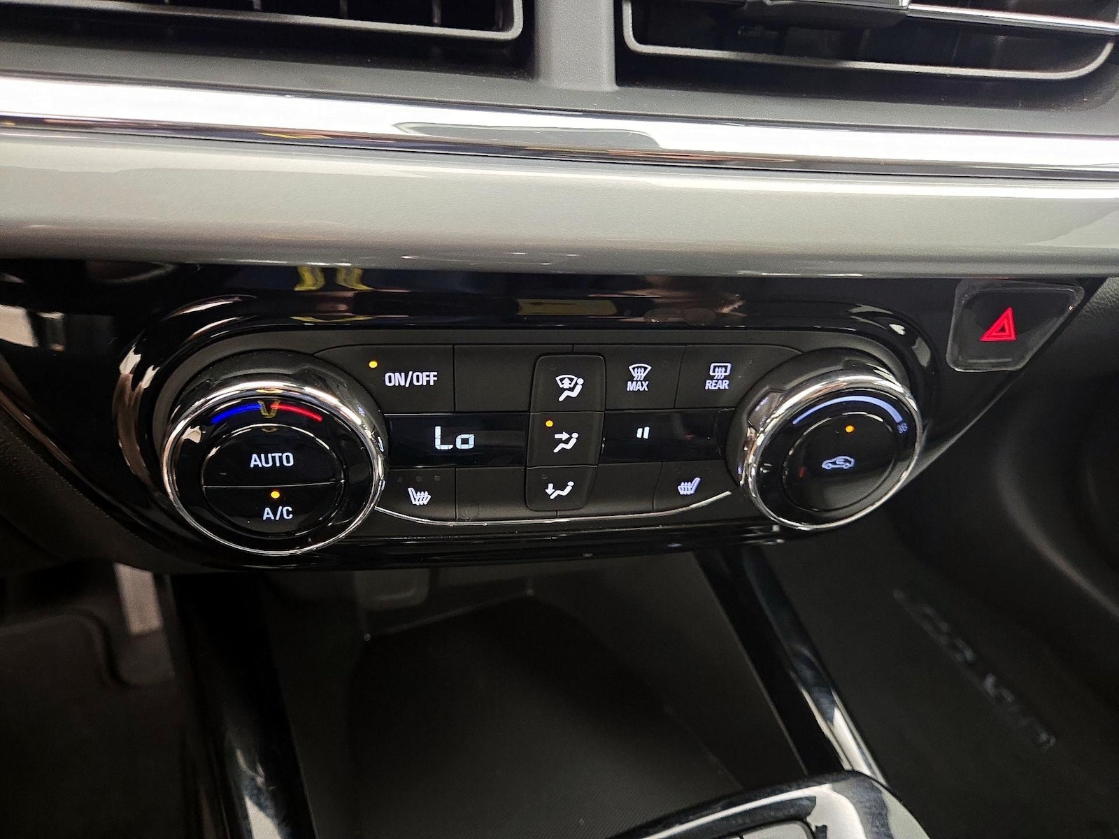 2025 Chevrolet Trax LT - Photo 17