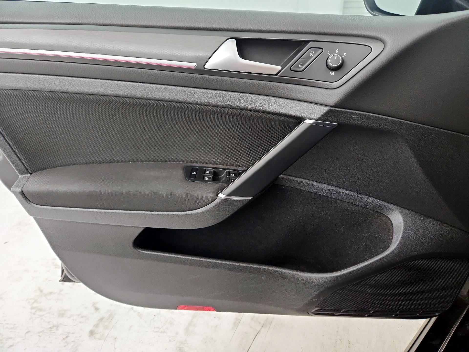 Thumbnail: 2019 Volkswagen Golf - 10