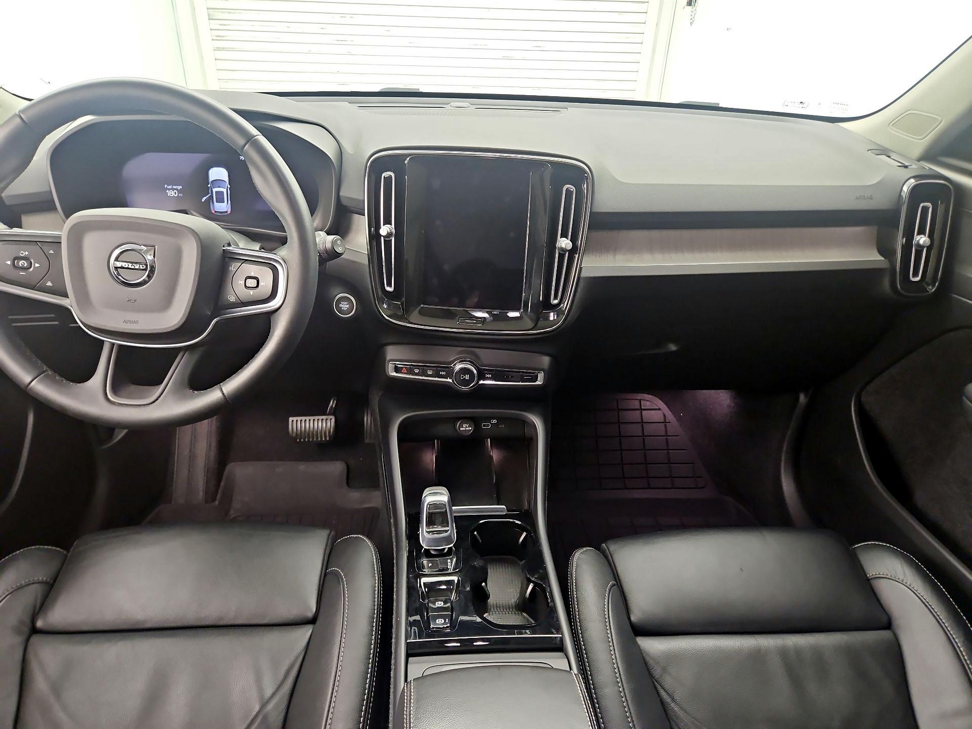 Thumbnail: 2023 Volvo XC40 - 9