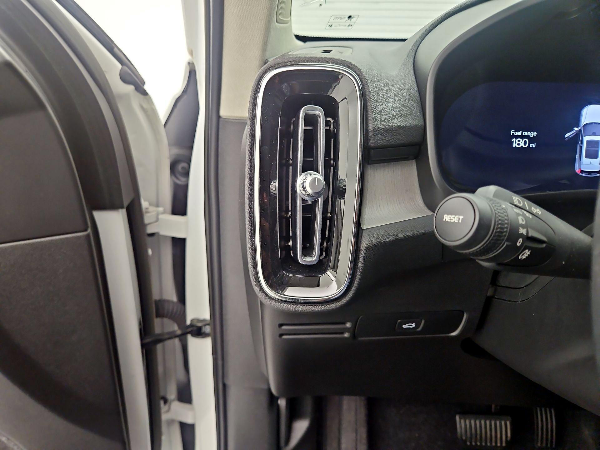 Thumbnail: 2023 Volvo XC40 - 13