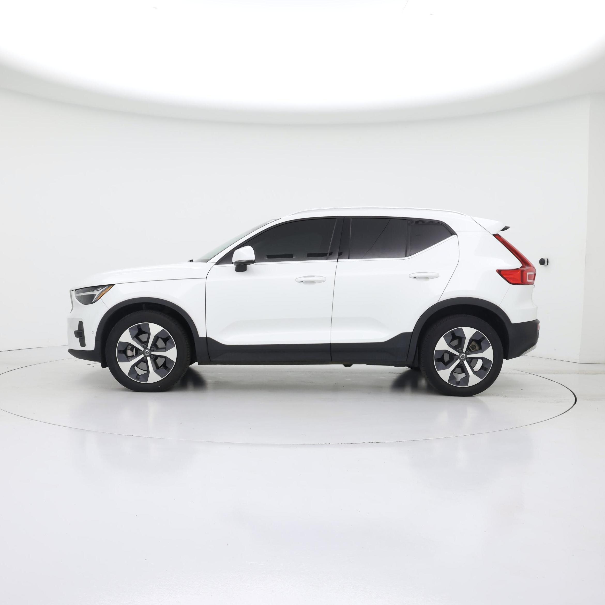 Thumbnail: 2023 Volvo XC40 - 3