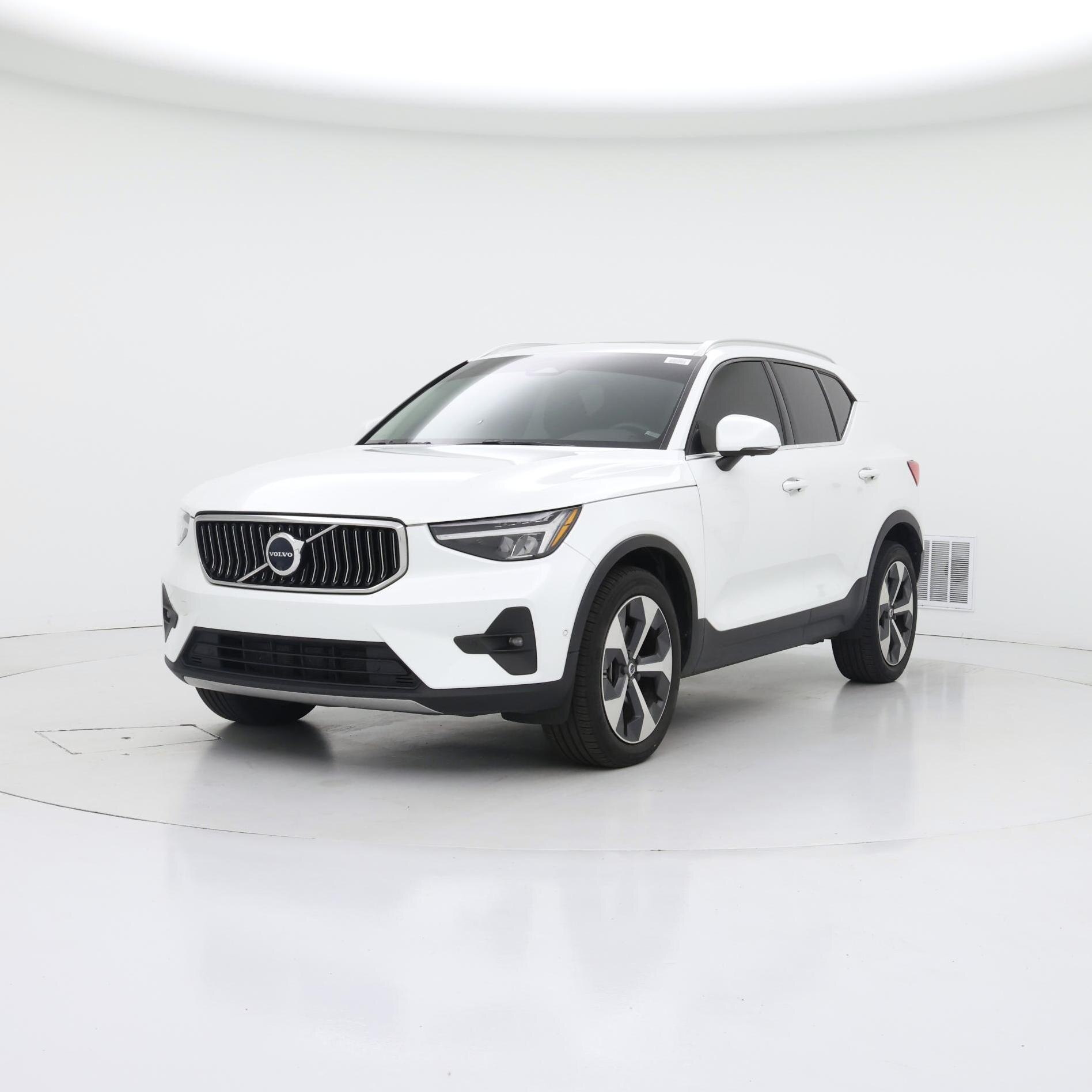Thumbnail: 2023 Volvo XC40 - 4