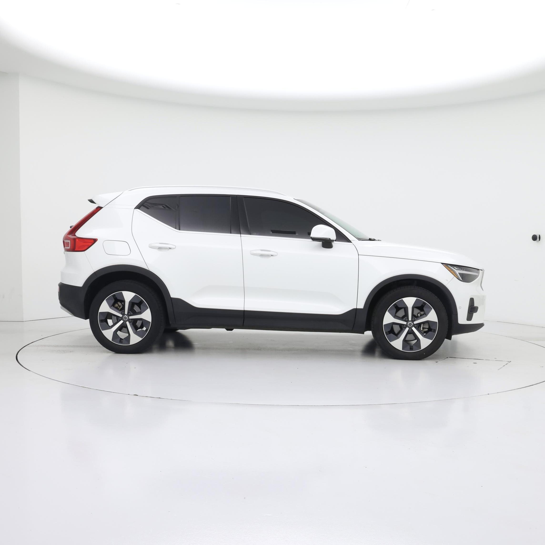 Thumbnail: 2023 Volvo XC40 - 7