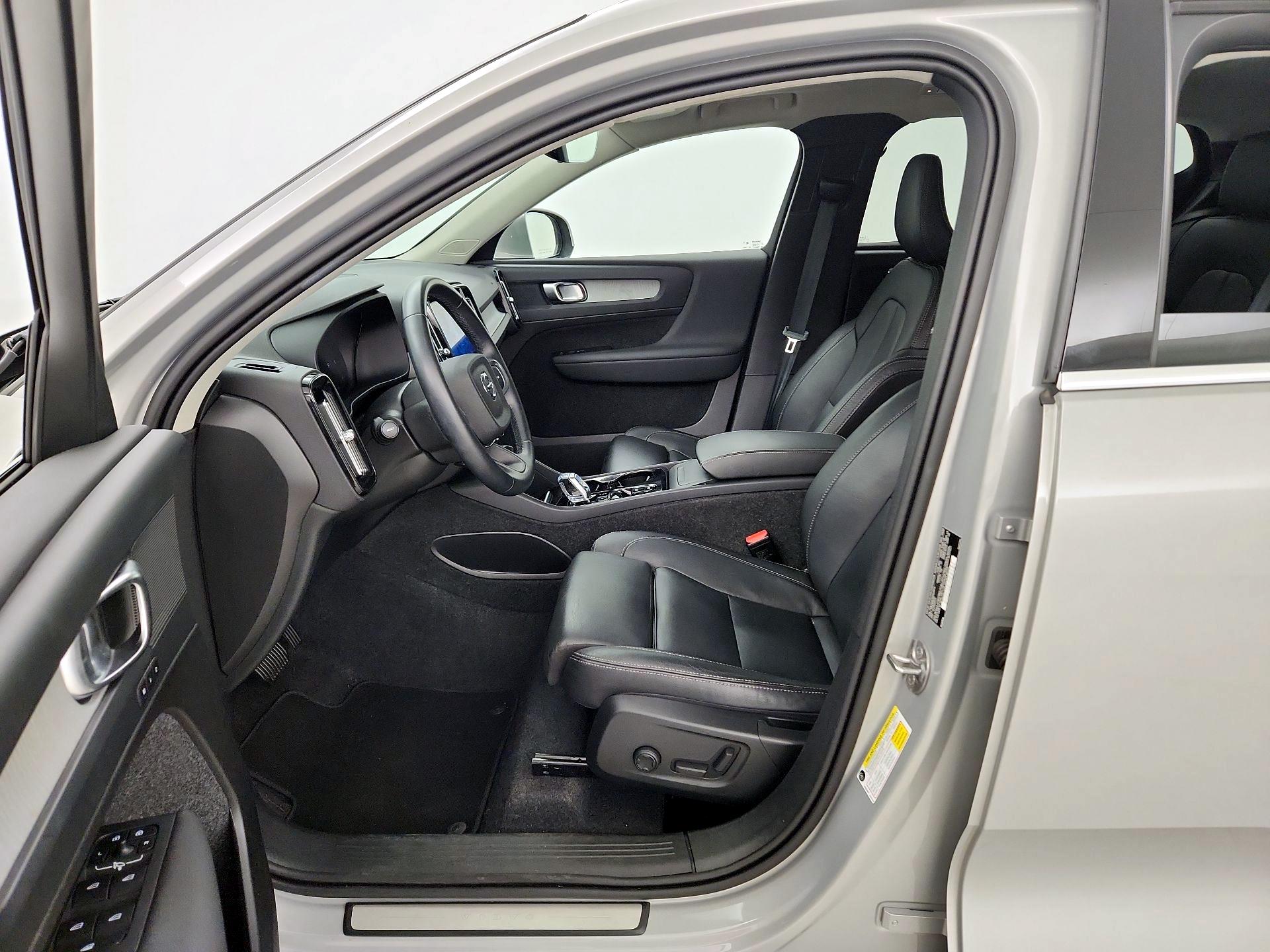 Thumbnail: 2025 Volvo XC40 - 11
