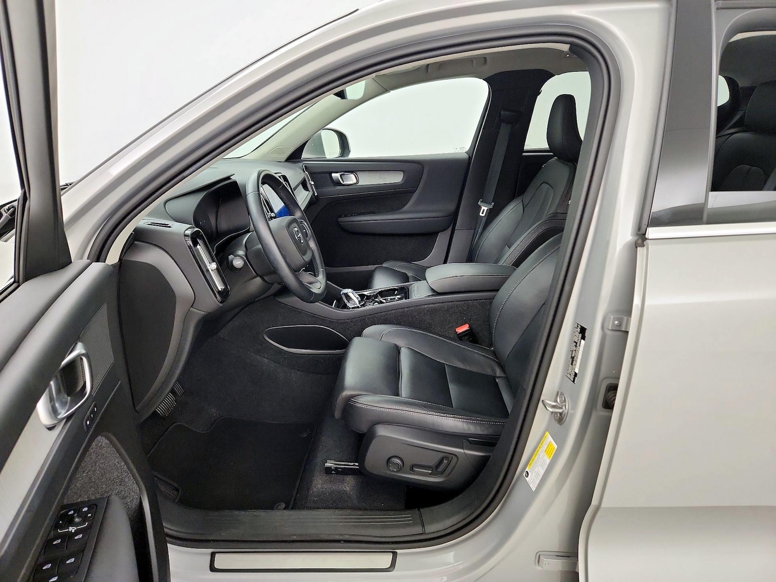 2025 Volvo XC40 Plus - Photo 12