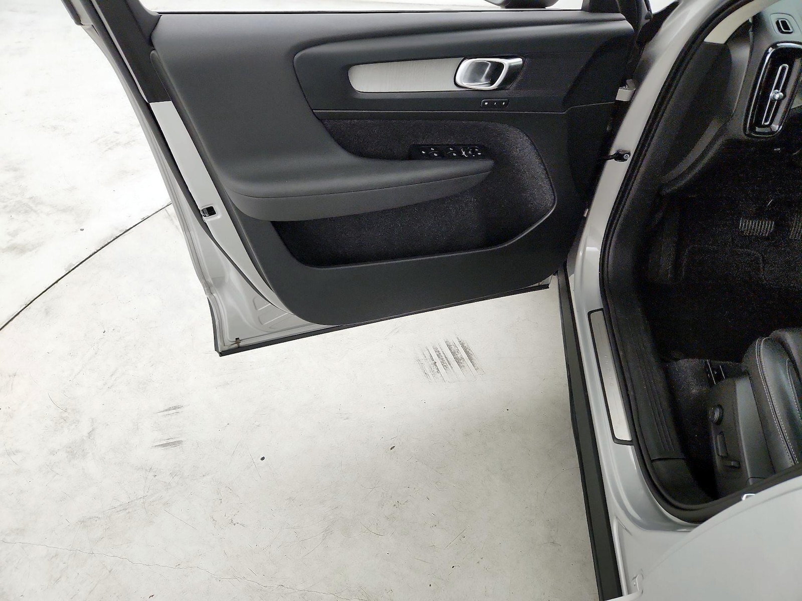 2025 Volvo XC40 Plus - Photo 13