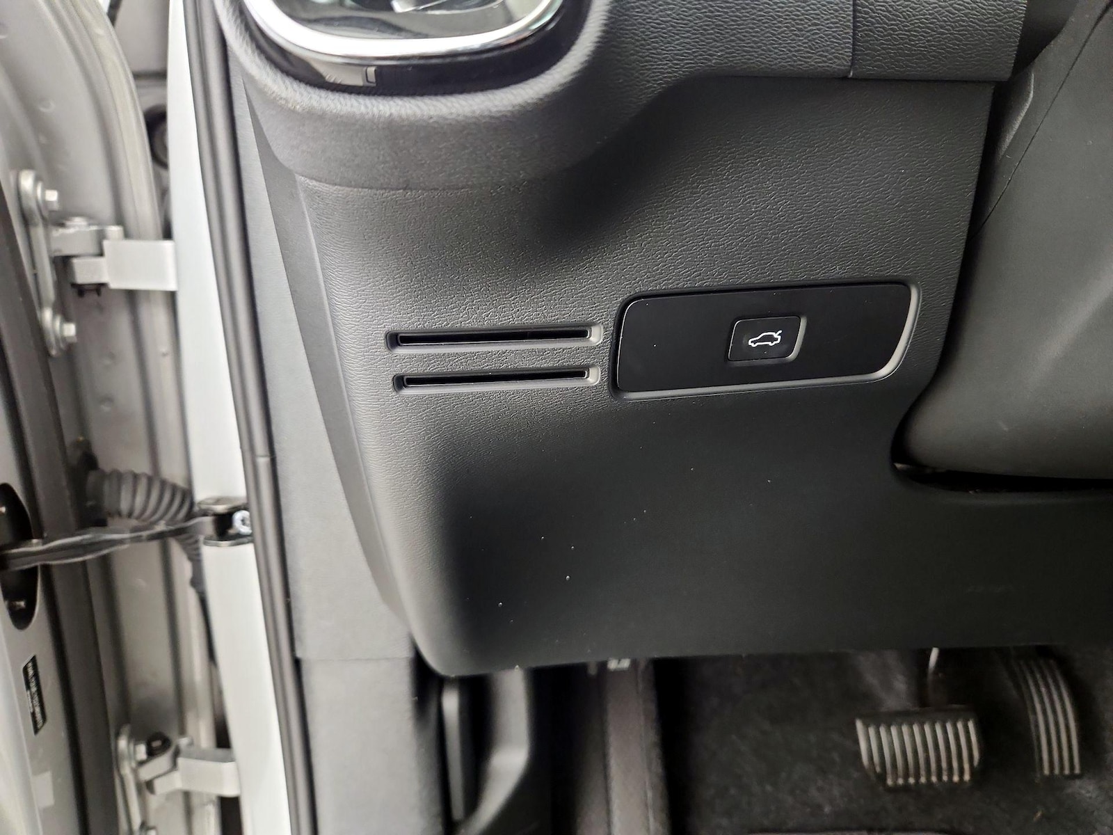 2025 Volvo XC40 Plus - Photo 14
