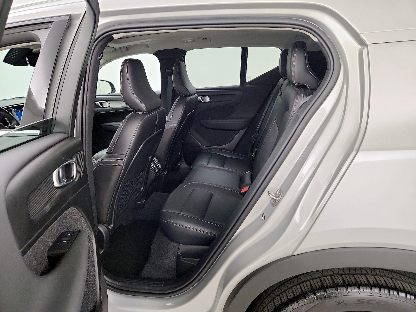 2025 Volvo XC40 Plus - Photo 22