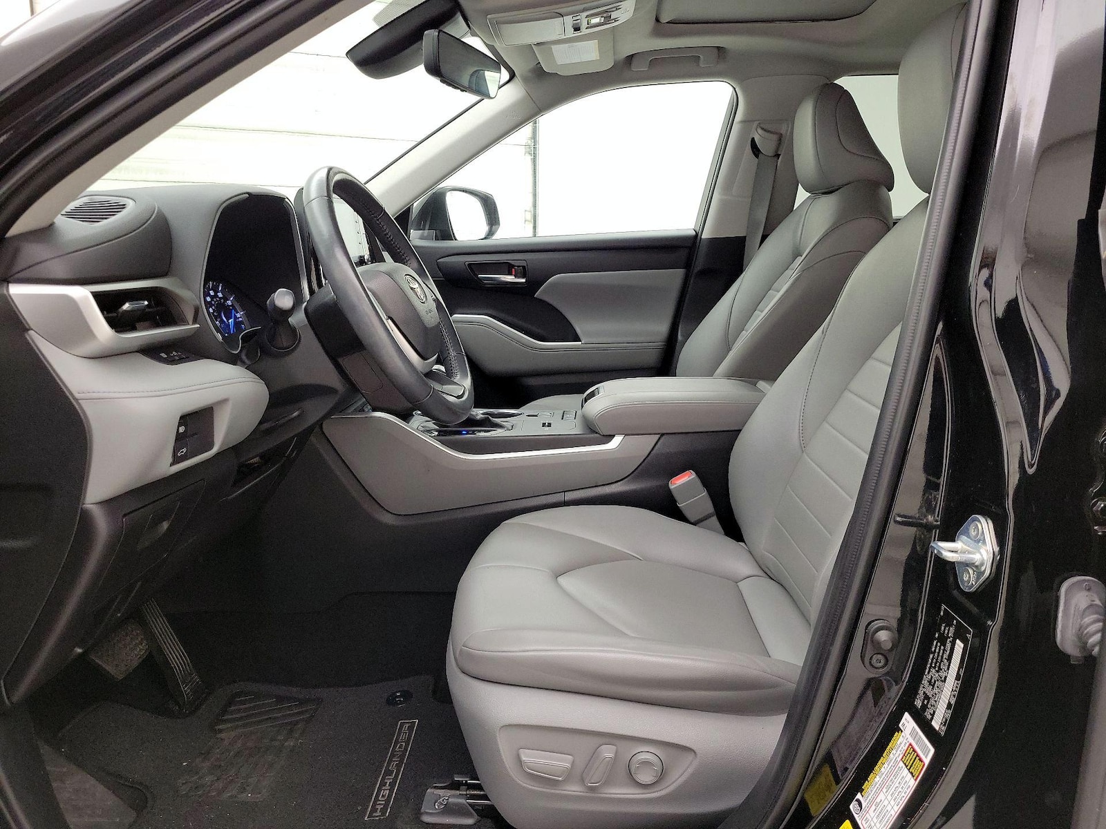 2022 Toyota Highlander XLE - Photo 12