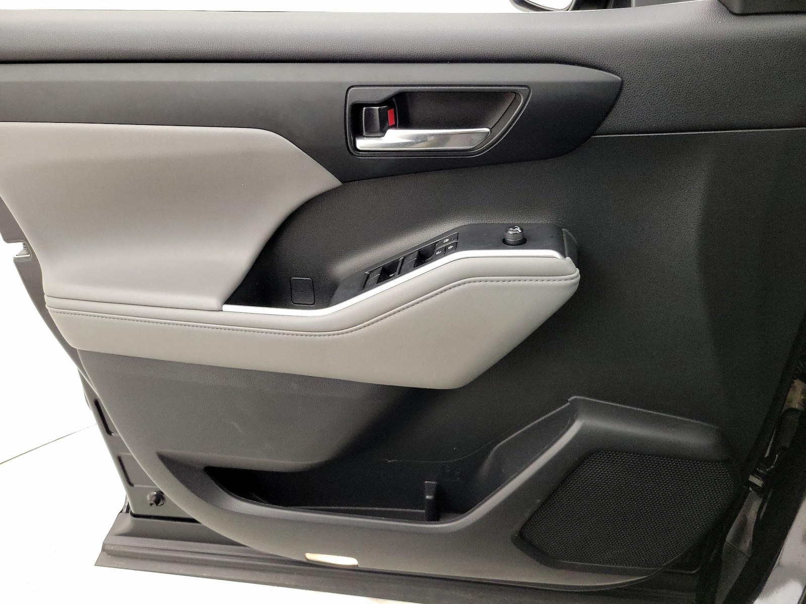 2022 Toyota Highlander XLE - Photo 13