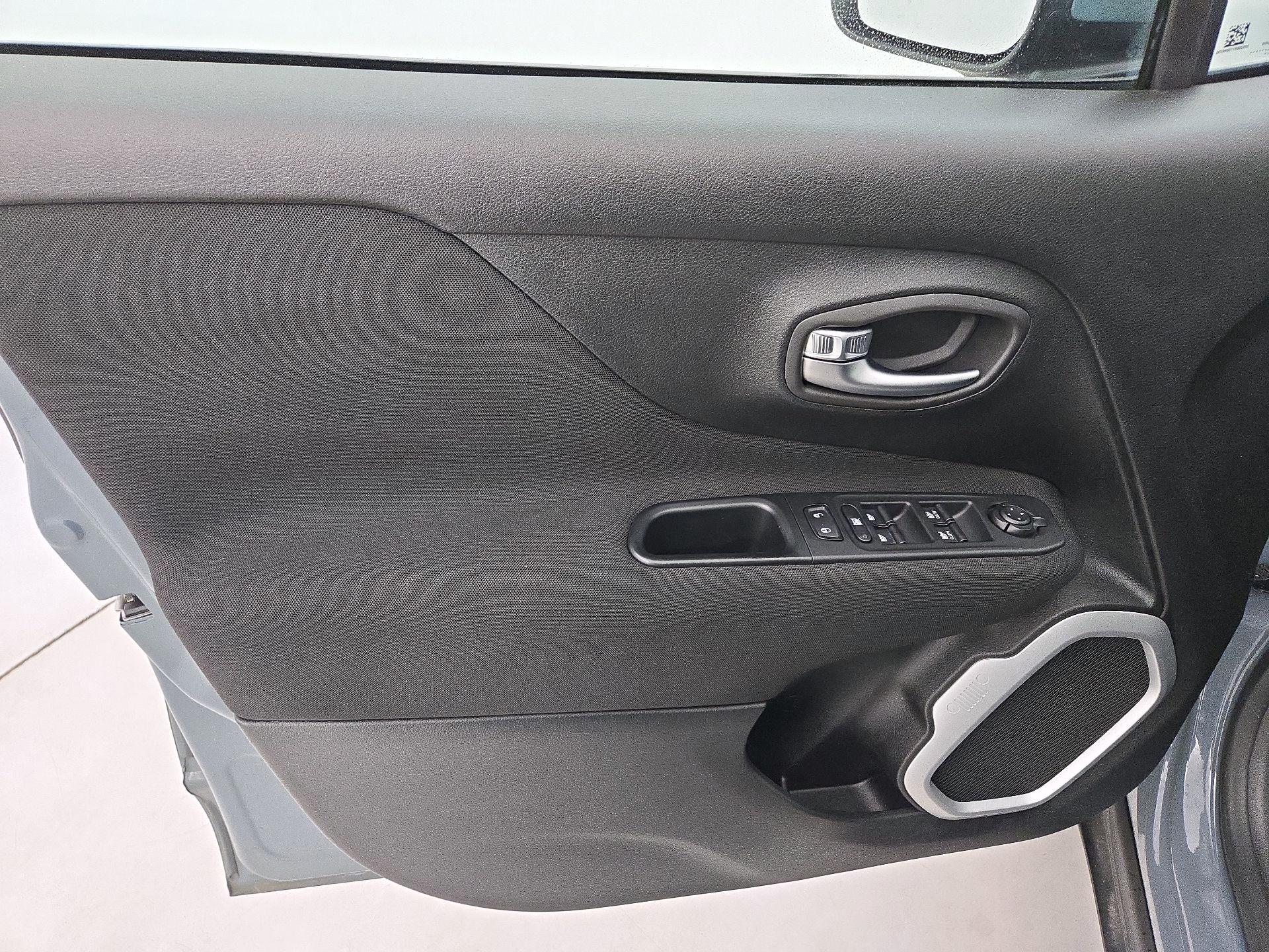 Thumbnail: 2018 Jeep Renegade - 12