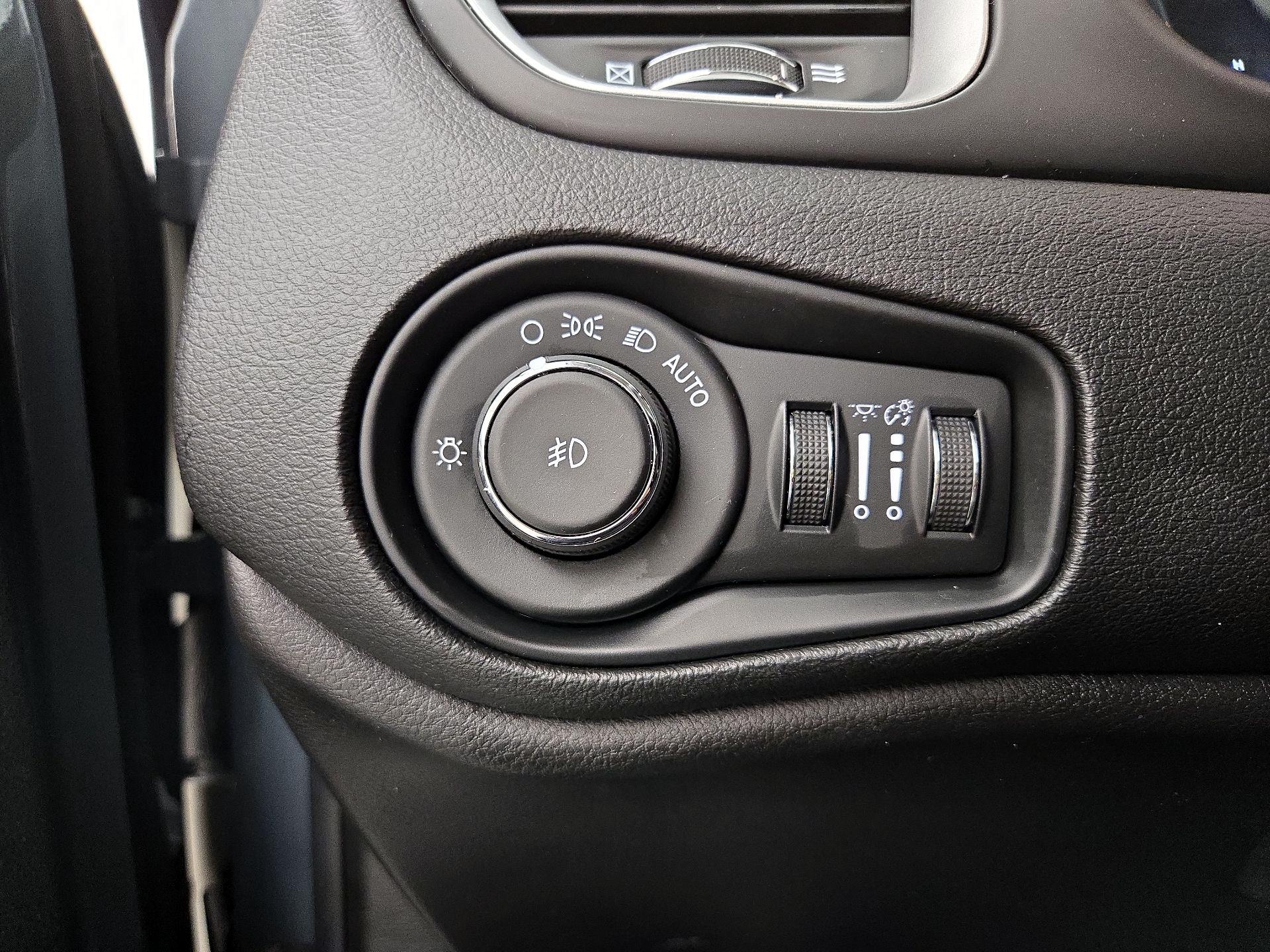 Thumbnail: 2018 Jeep Renegade - 13