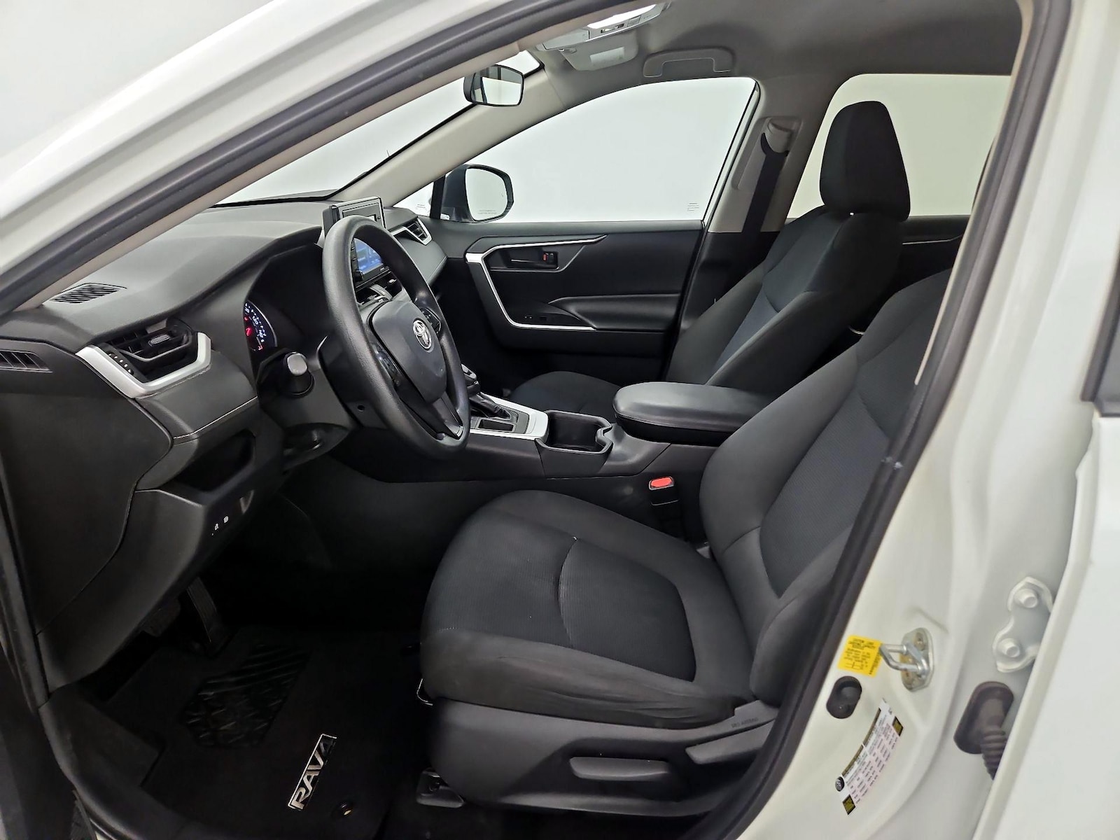 2022 Toyota RAV4 LE - Photo 10