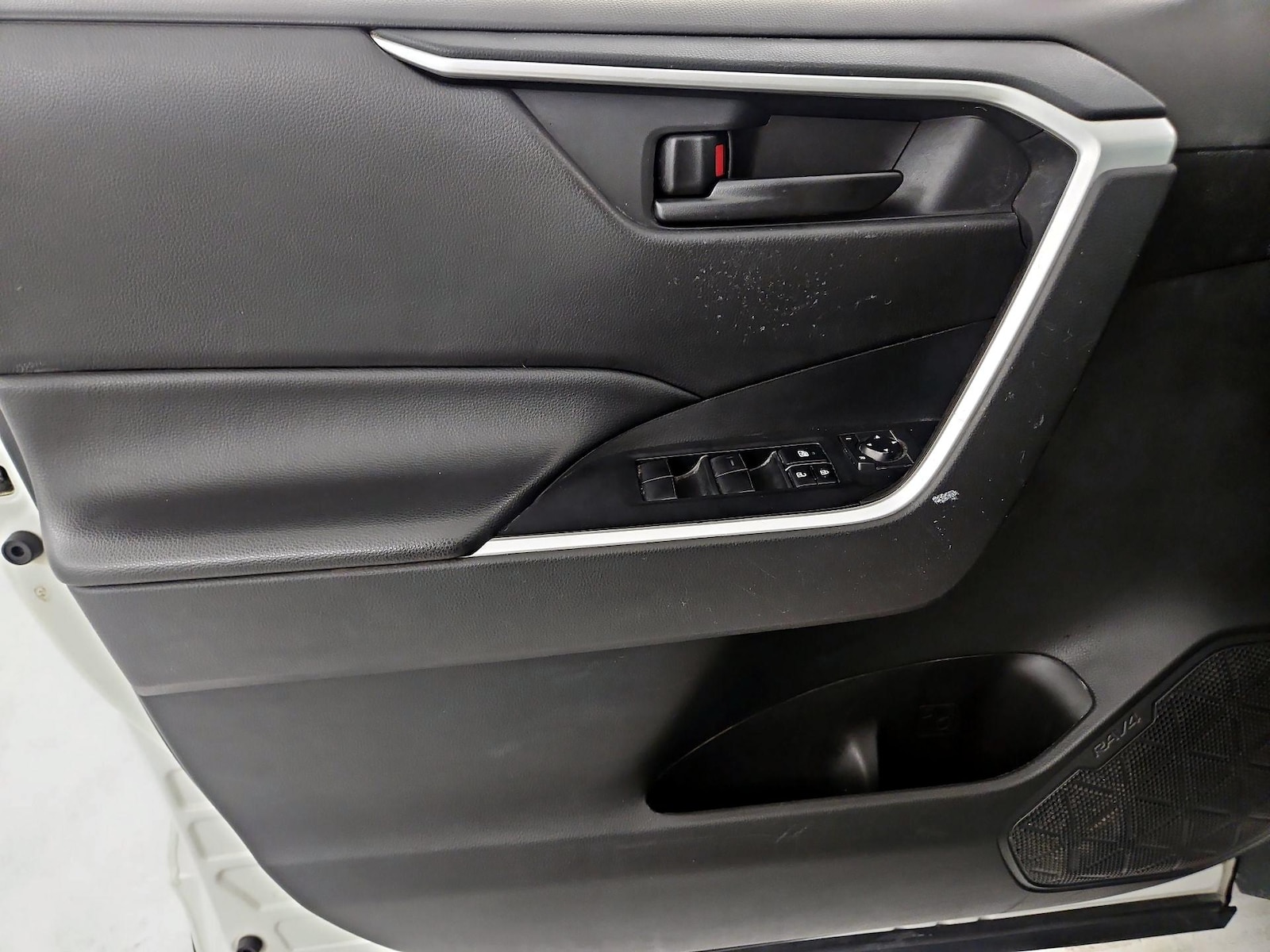 2022 Toyota RAV4 LE - Photo 11