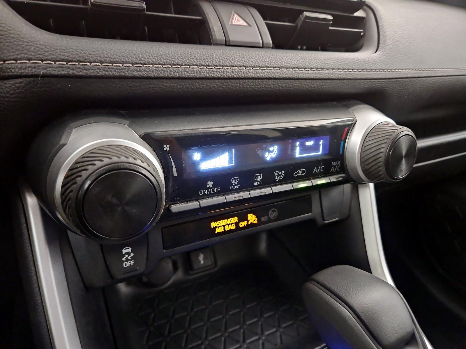 2022 Toyota RAV4 LE - Photo 15