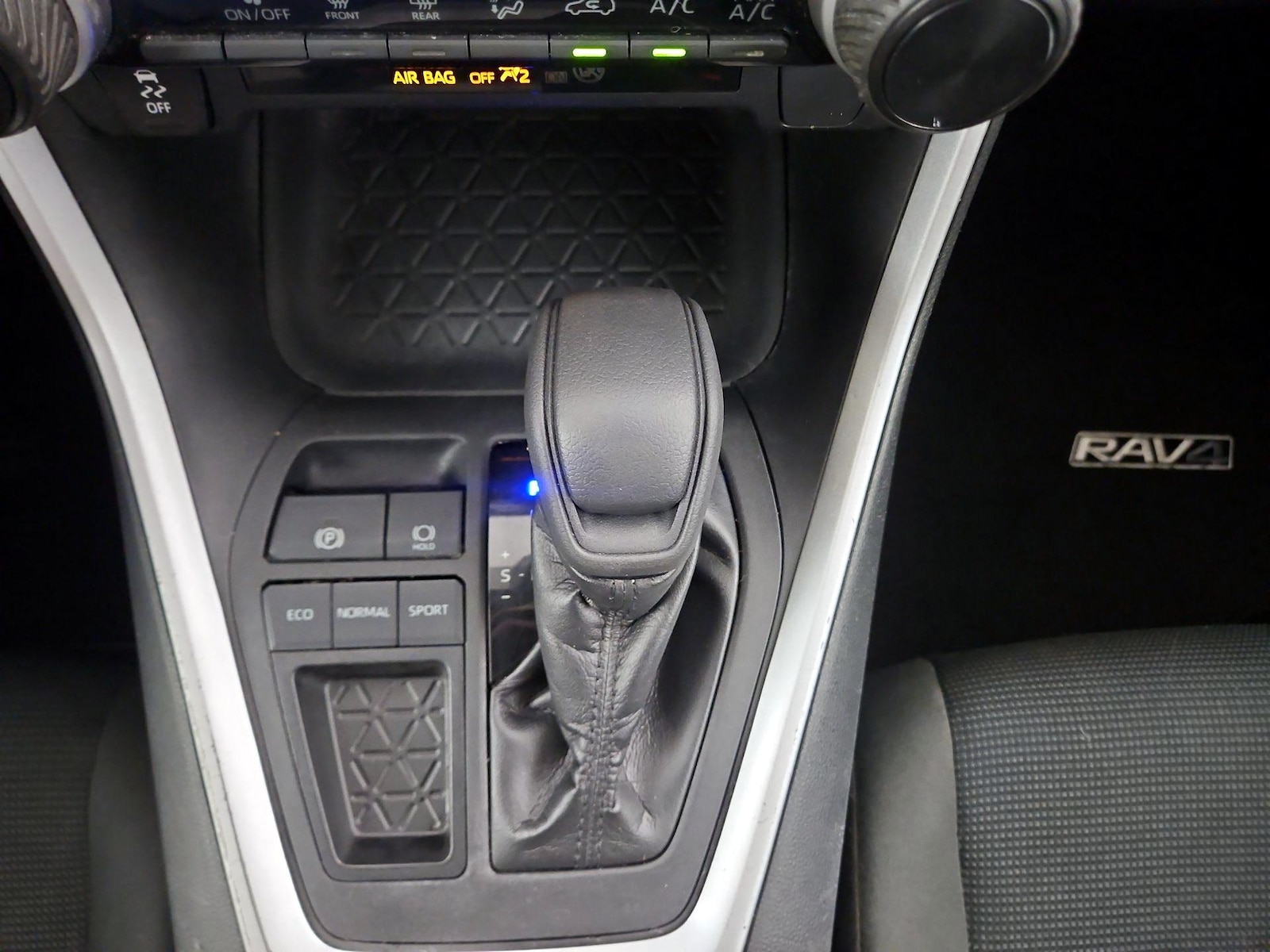 2022 Toyota RAV4 LE - Photo 16