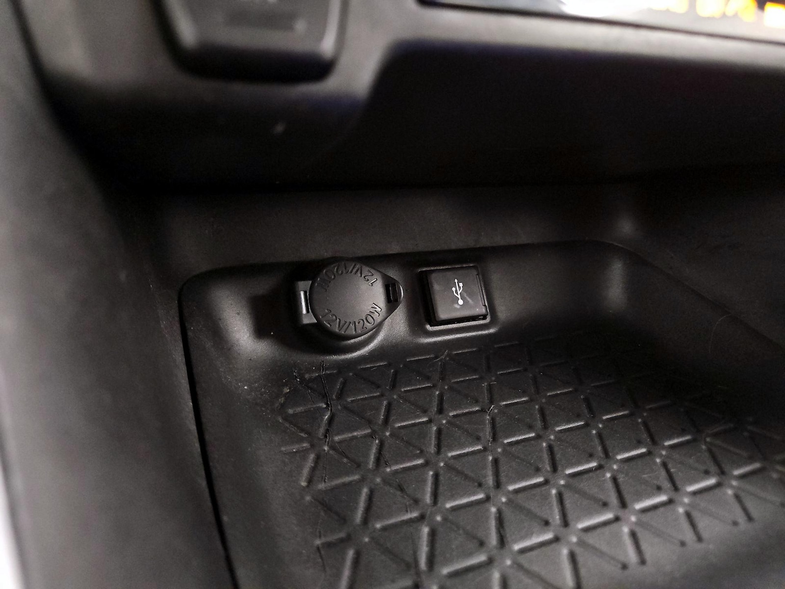 2022 Toyota RAV4 LE - Photo 17