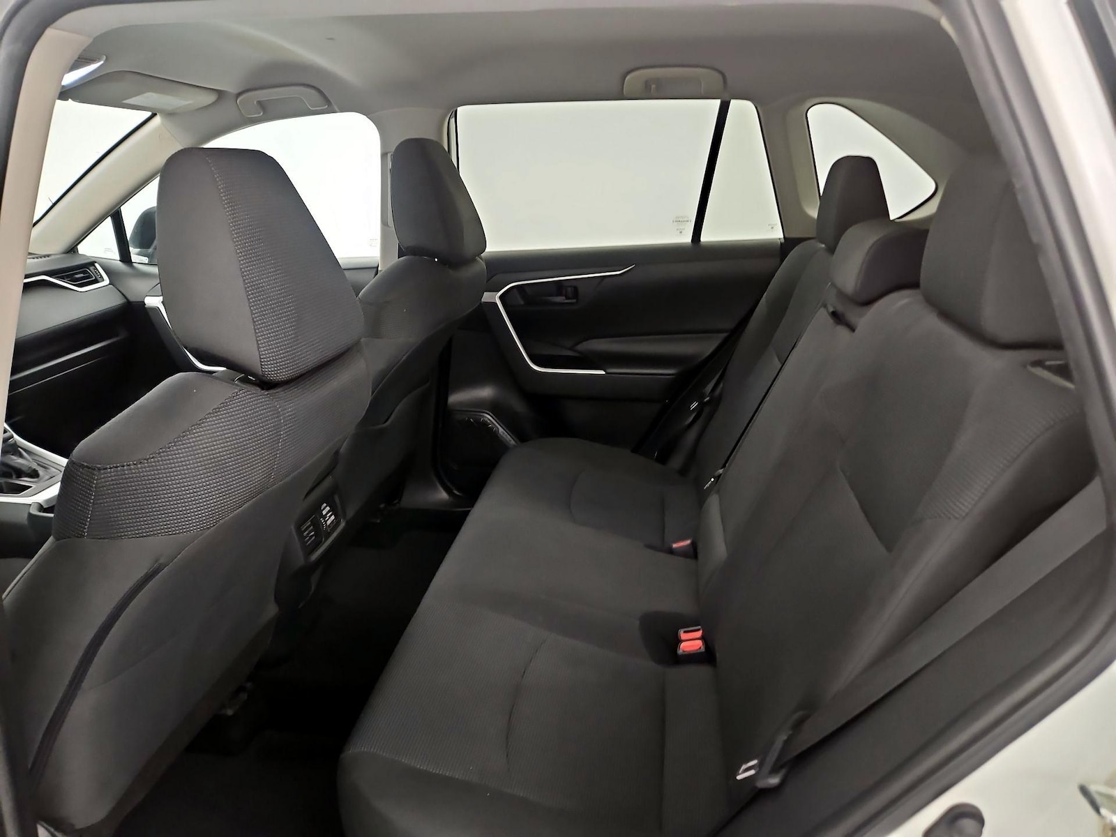 2022 Toyota RAV4 LE - Photo 18