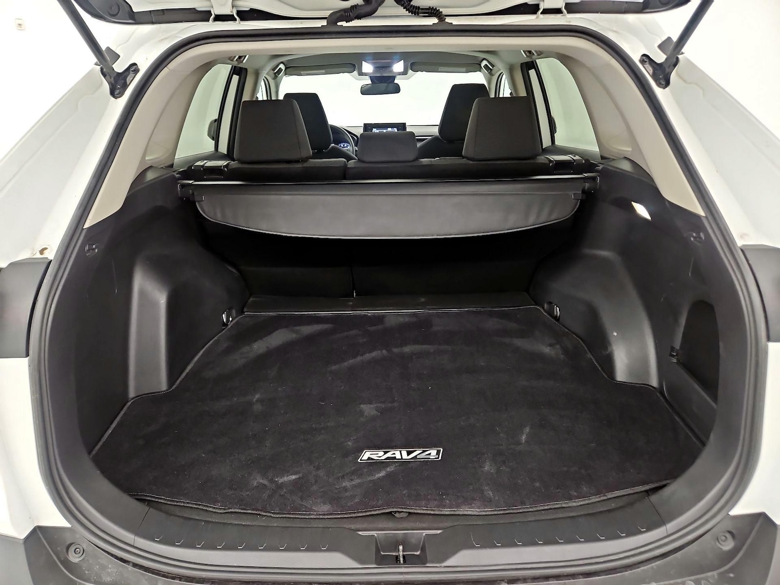 2022 Toyota RAV4 LE - Photo 19