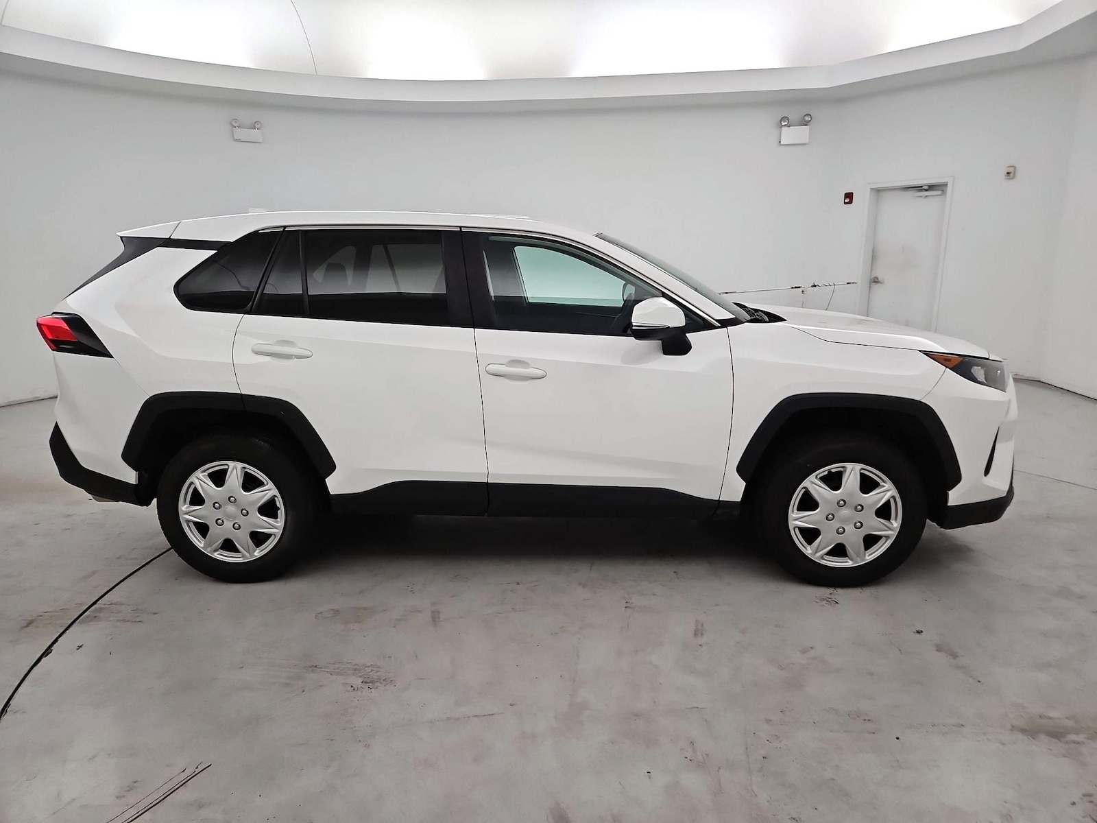 2022 Toyota RAV4 LE - Photo 4