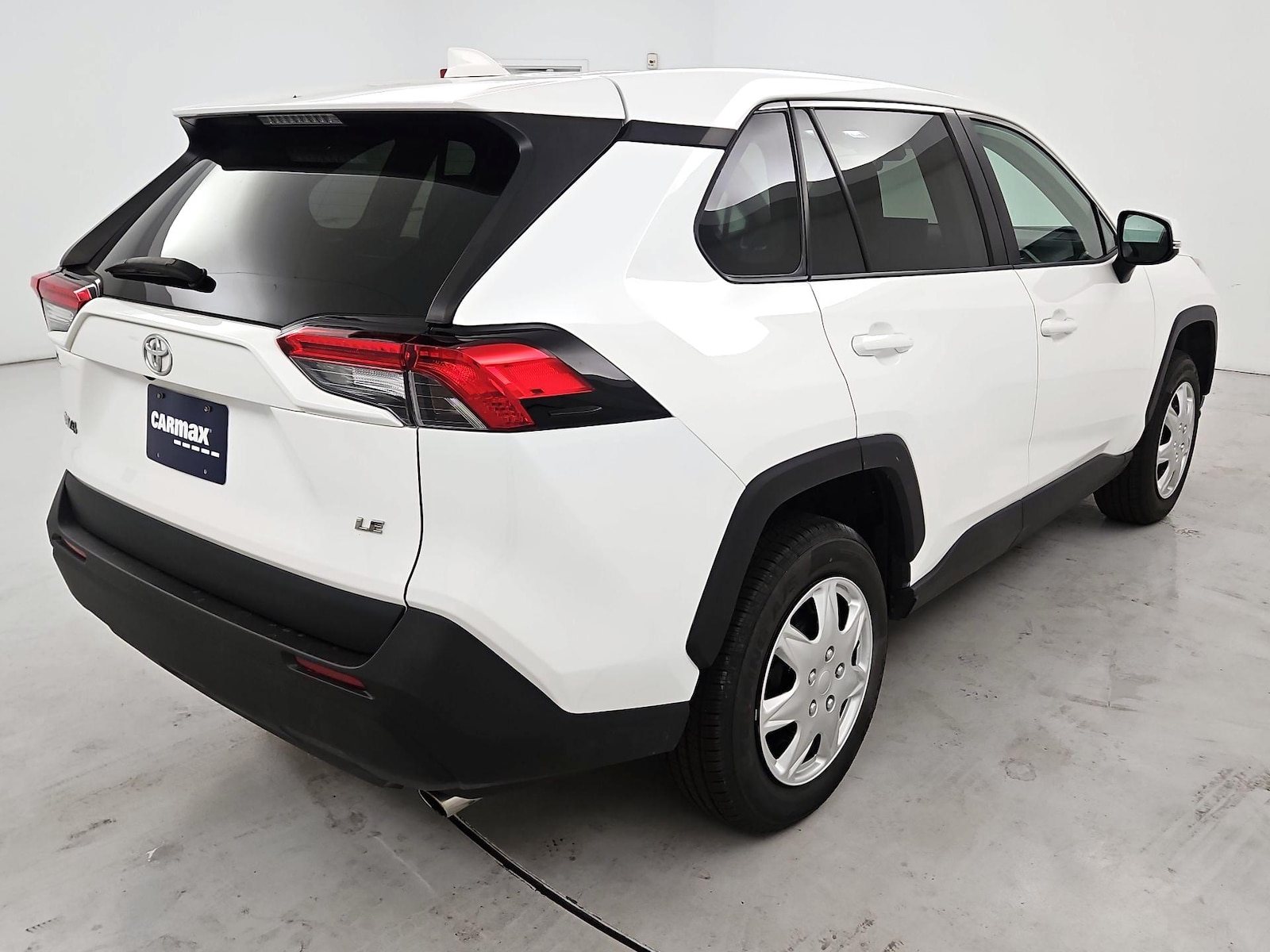 2022 Toyota RAV4 LE - Photo 5